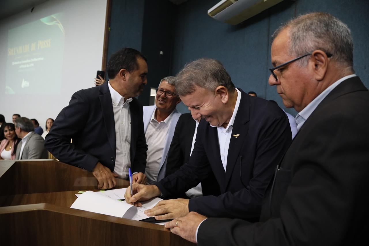 Eduardo Siqueira Campos participa da posse de Big Jow na presidência da ATM e empossa Diogo Borges como secretário da Região Metropolitana de Palmas