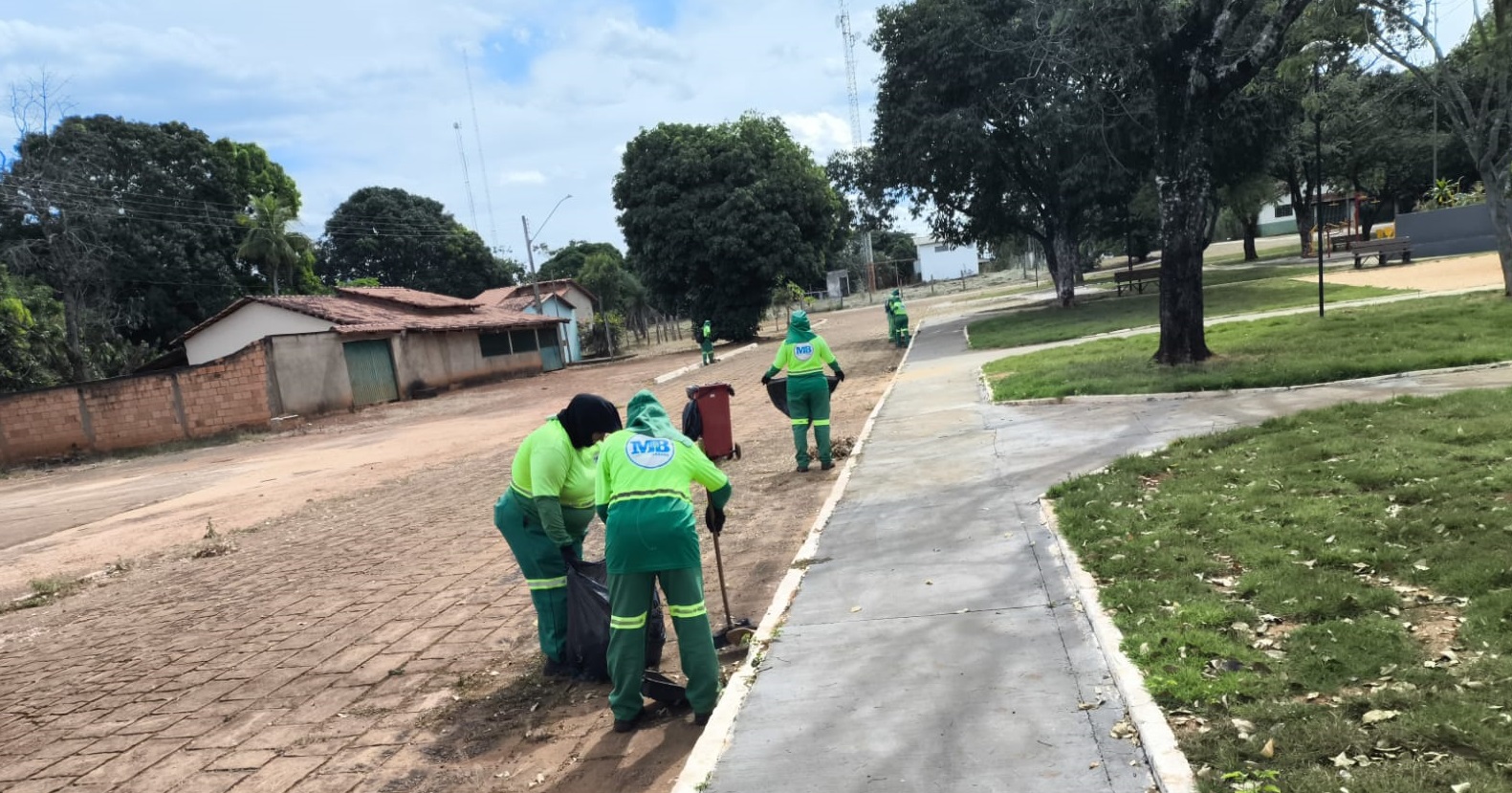 Equipes da limpeza urbana em atuação no distrito de Buritirana