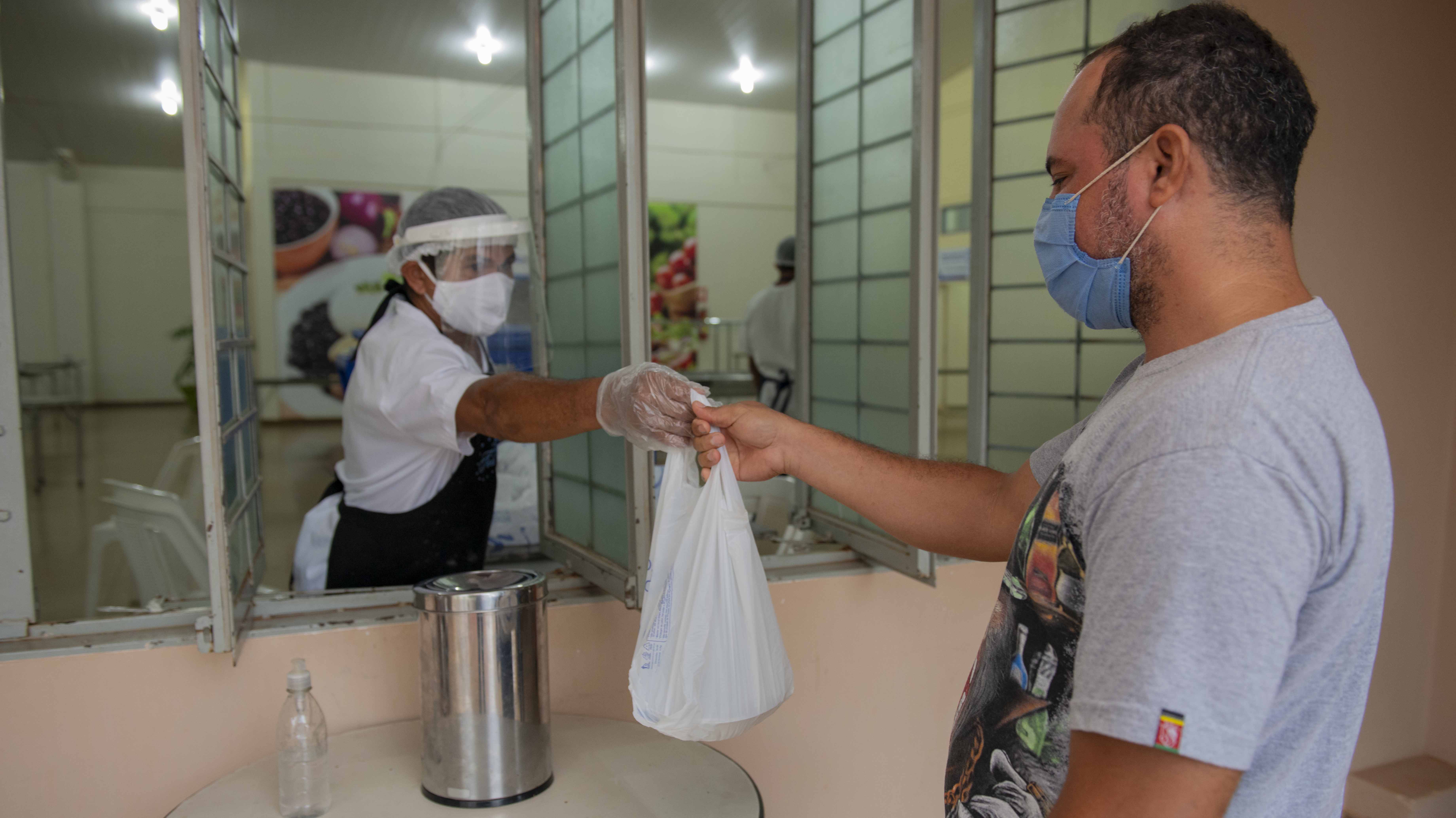 Restaurantes Comunitários continuam a ofertar refeições em marmitas e atendem 30% dos usuários com buffet no local