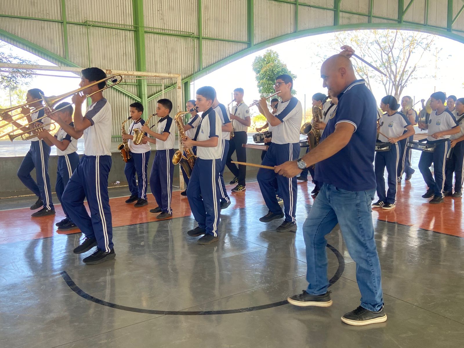 Sargento Fiel Trindade Filho, integrante da equipe do Almirante que ajuda nos ensaios, conta que para o desfile de 7 de setembro a escola vai levar 100 alunos