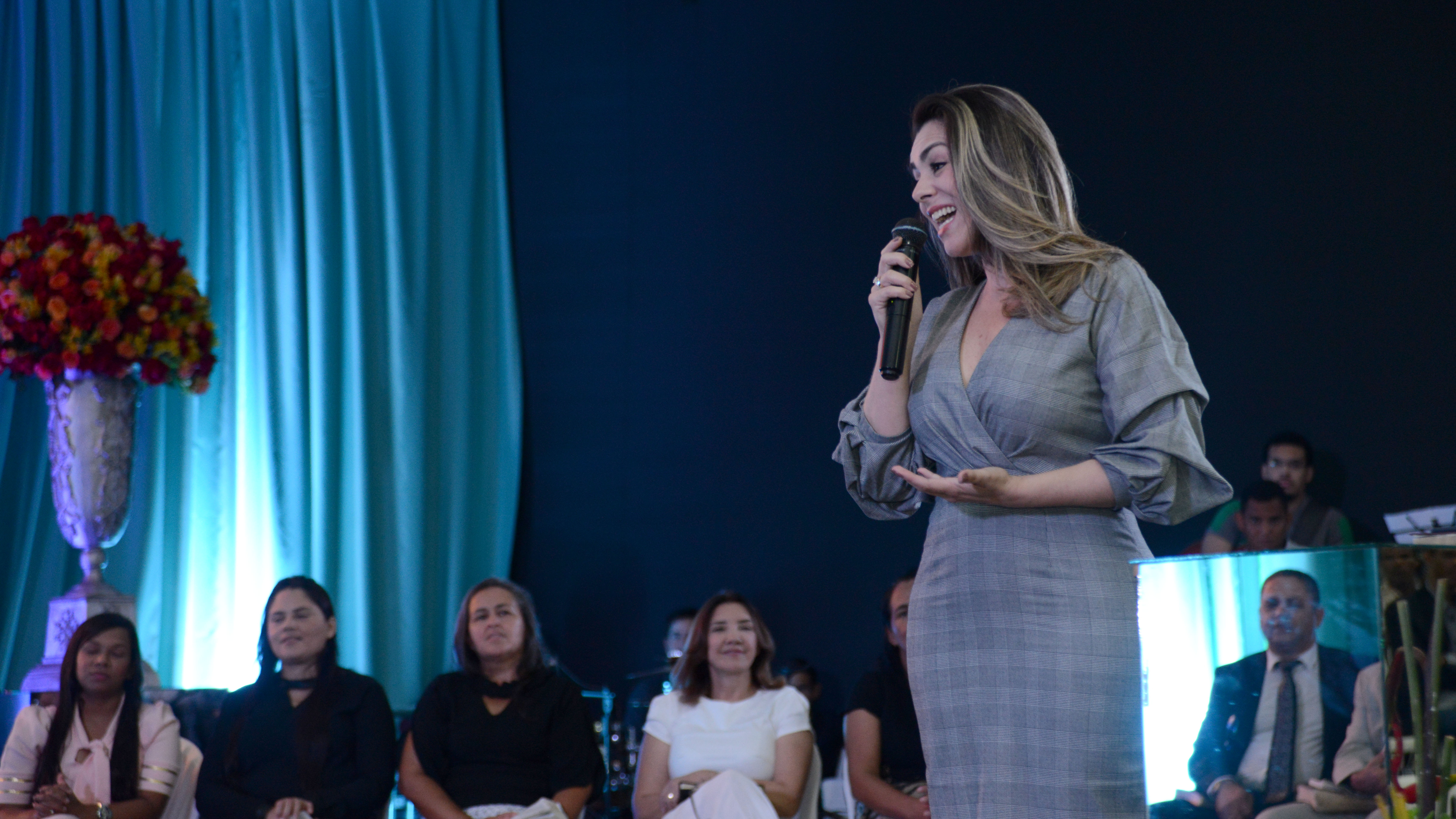 Prefeita em exercício, Cinthia Ribeiro, faz mais uma entrega simbólica da chave da cidade durante congresso religioso