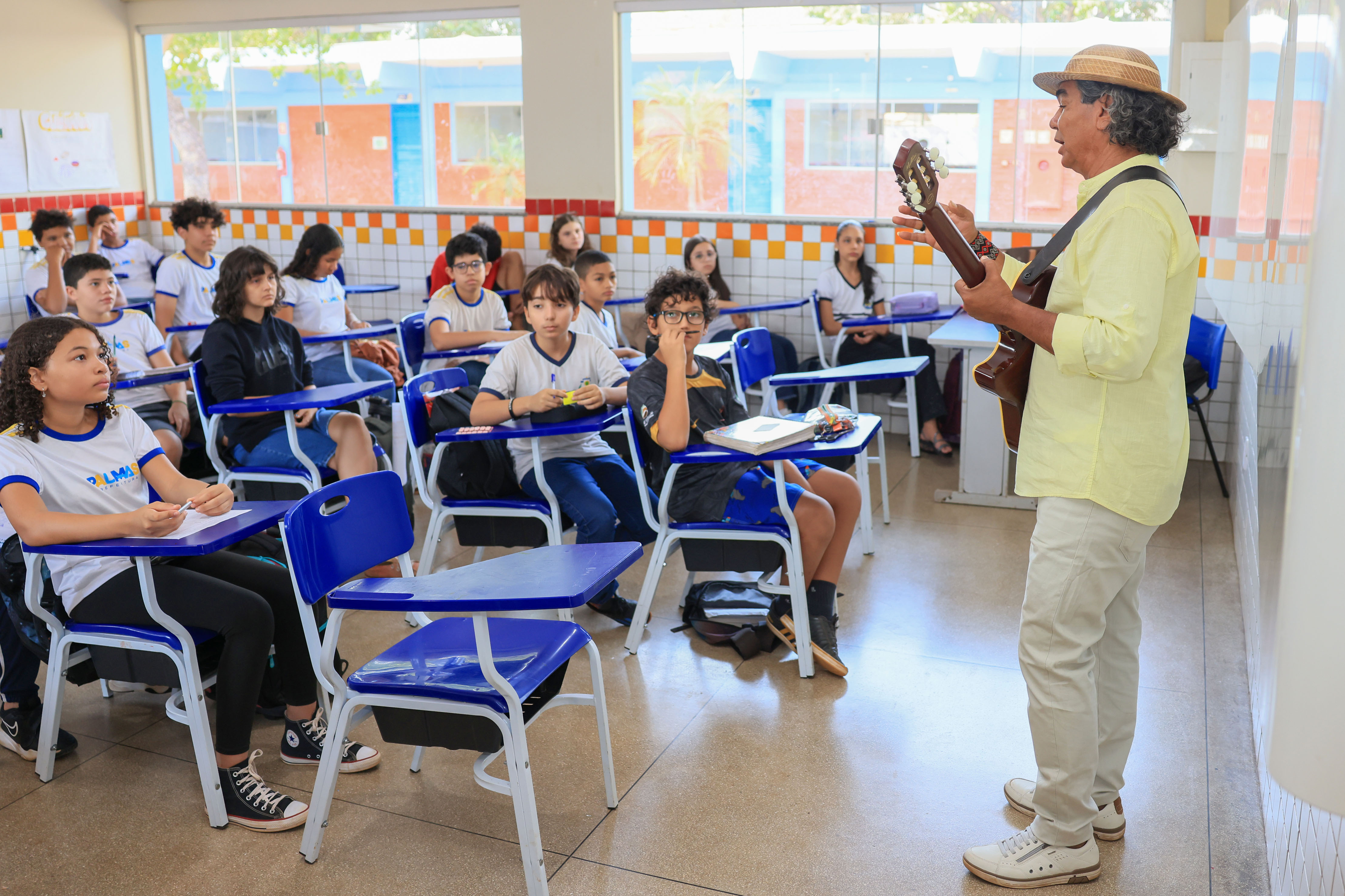Dorivã aproveitou o convite dos alunos para contar um pouco da sua trajetória como artista, cantar algumas canções e também tirar dúvidas sobre a sua caminhada