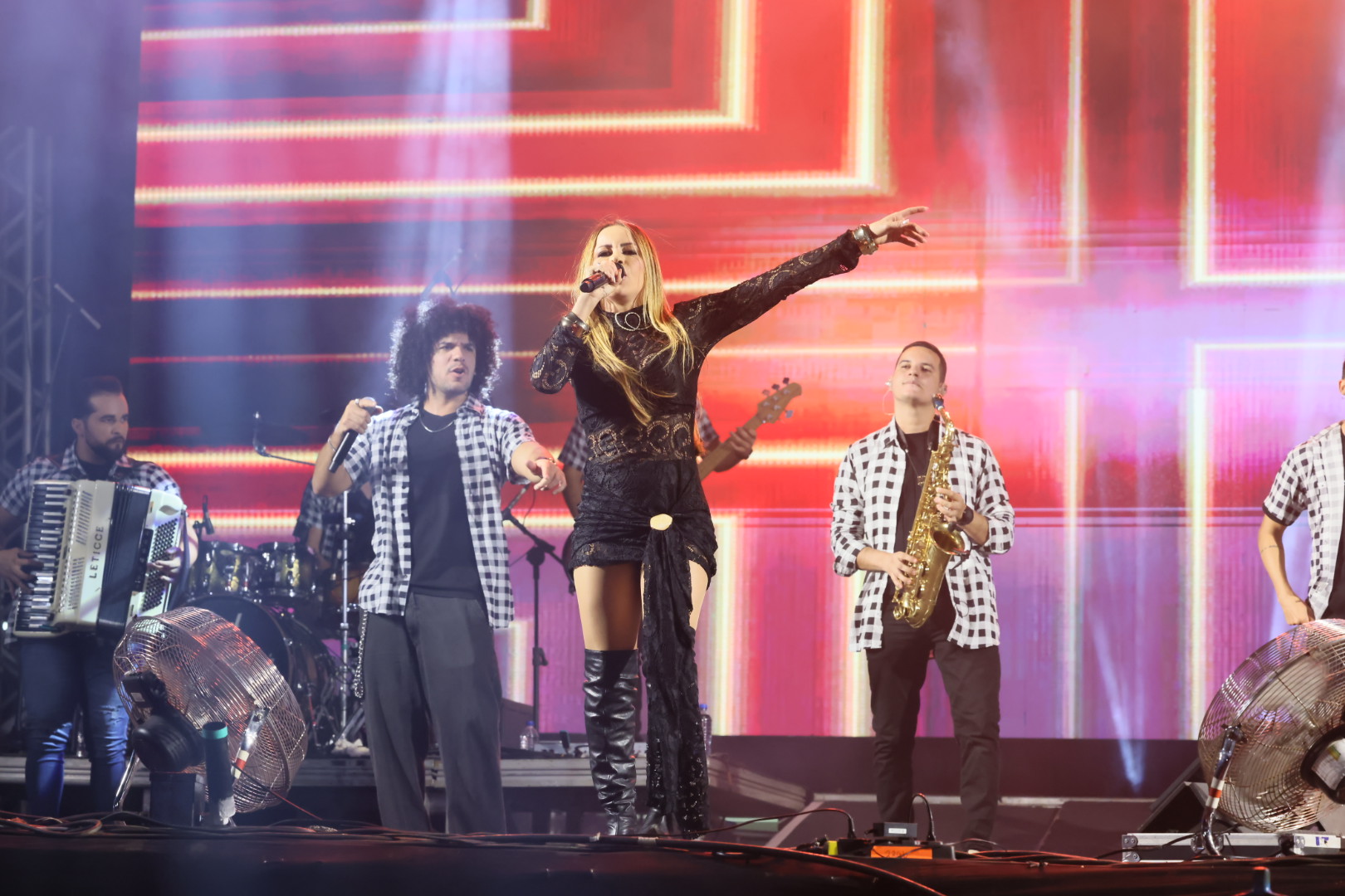 Shows com artistas locais e nacionais animam última noite do 34º Arraiá da Capital