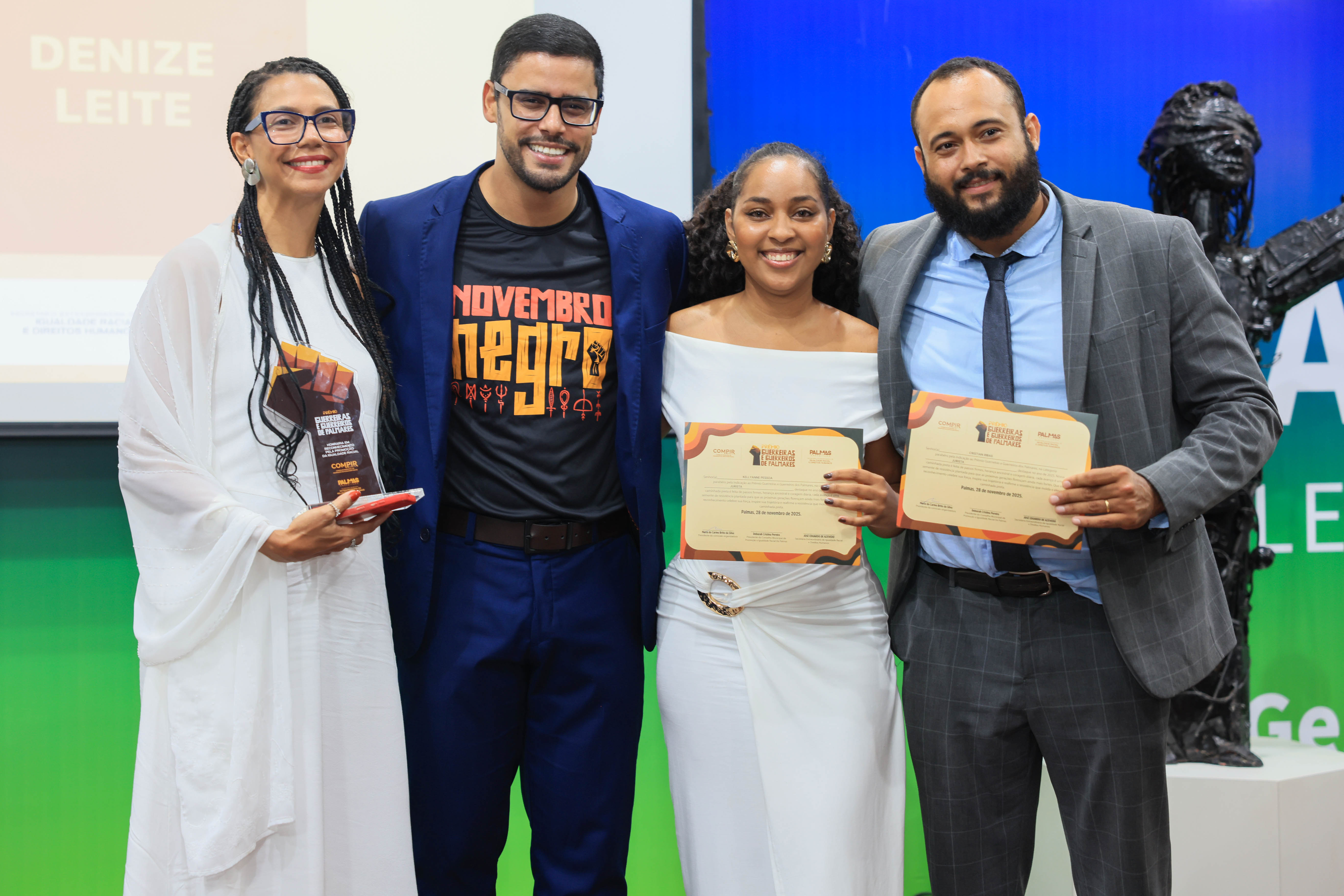 Vencedora na categoria Jurista, Denize Leite, com secretário José Eduardo e finalistas.