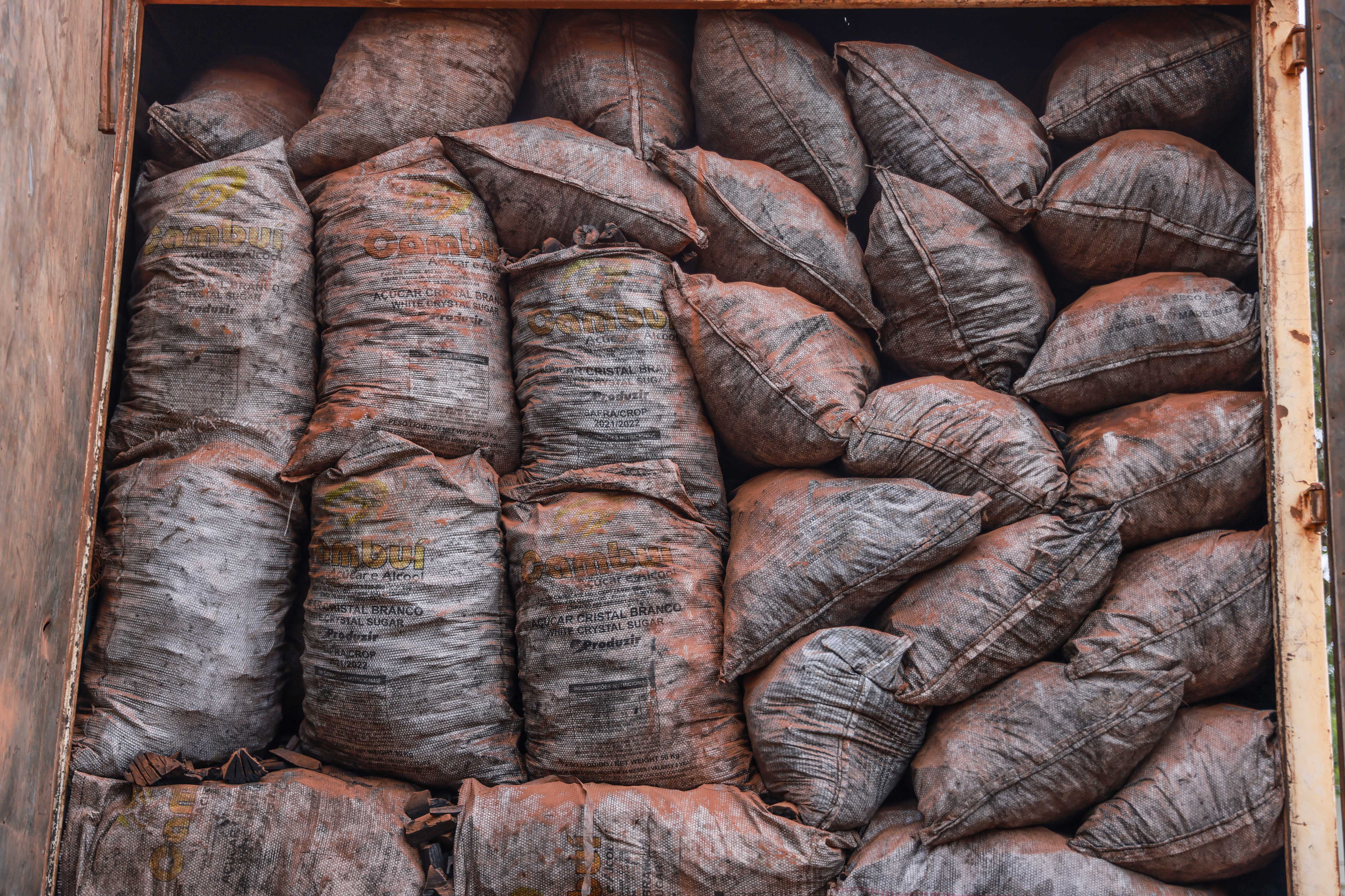 24/03/2025 - Caminhão com carga irregular de carvão é apreendido pela Guarda Metropolitana AmbientalLocal: Quartel da Guarda Metropolitana - Palmas - TOFoto: Júnior Suzuki