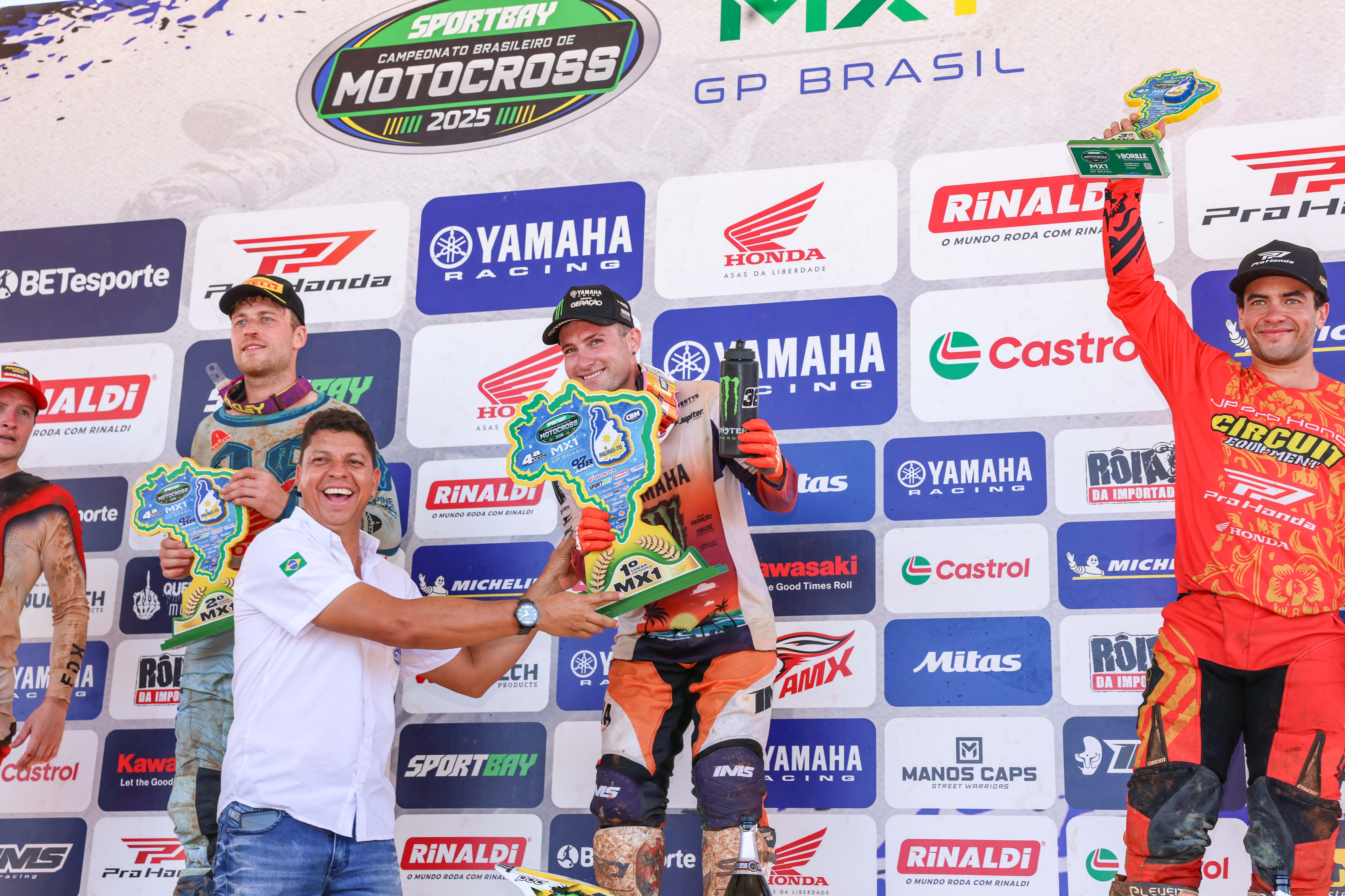 O piloto Fábio Santos recebeu das mãos do presidente da FMT, Maurício Sílva, o troféu de campeão MX1 da etapa