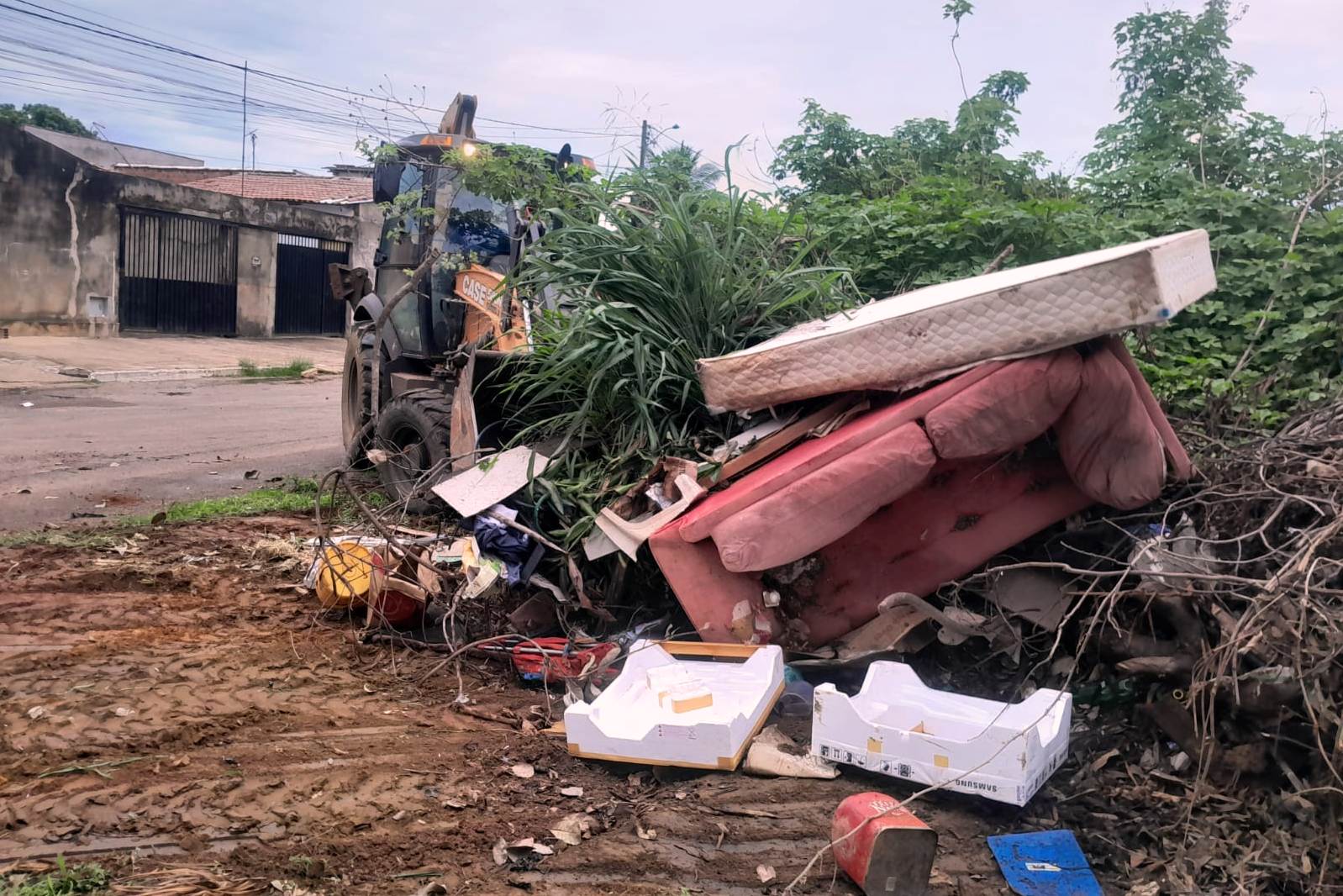Equipes recolhem entulhos e galhadas no Santa Bárbara nesta semana