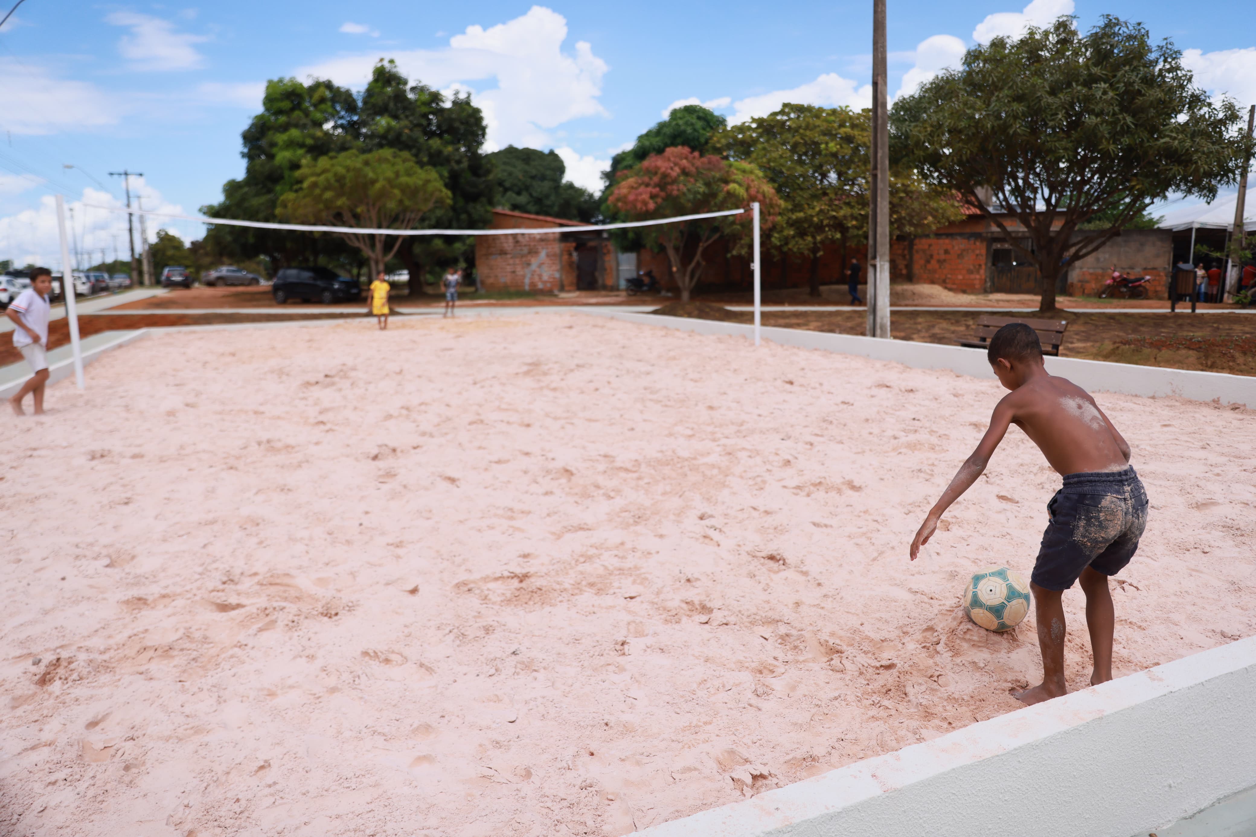 Praça também possui campo de areia com rede para prática esportiva