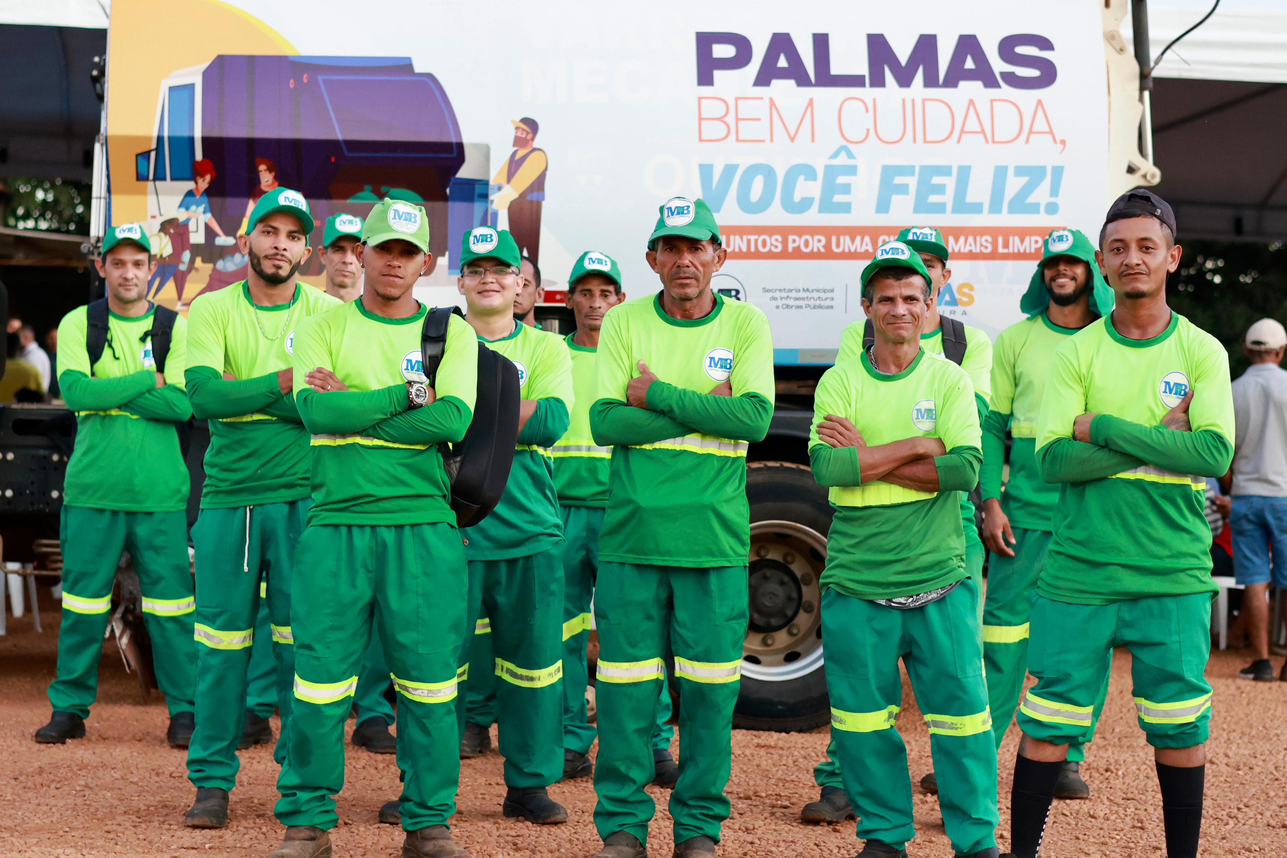 Profissionais de limpeza urbana de Palmas durante evento festivo em comemoração ao Dia do Gari