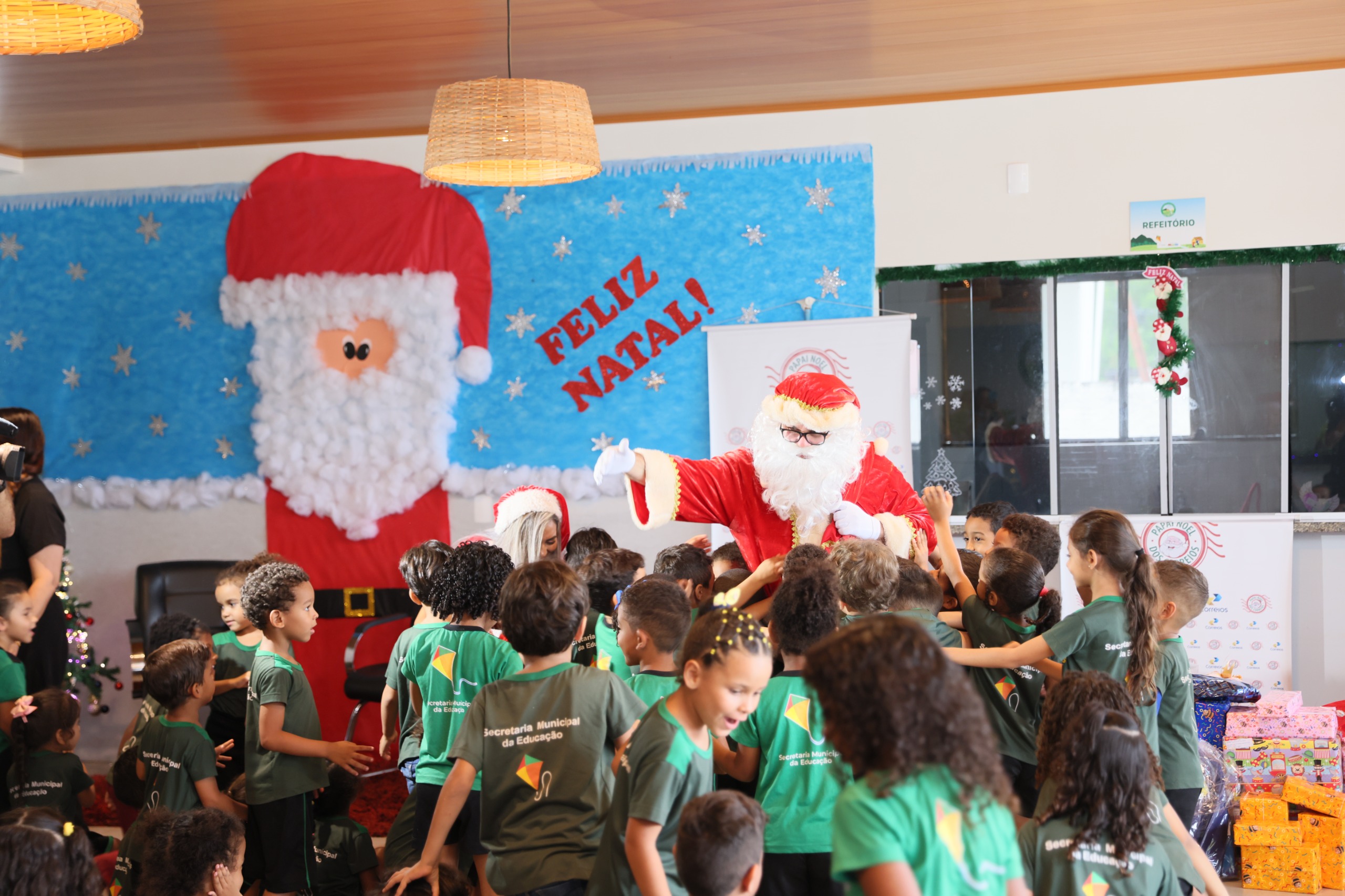 Todas as 194 crianças da escola localizada em Taquaruçu Grande receberam presentes do Papai Noel
