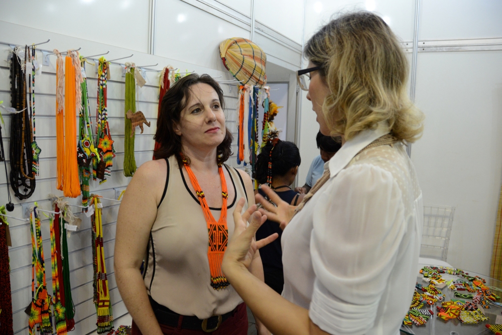 Palmenses se adornam com adereços indígenas