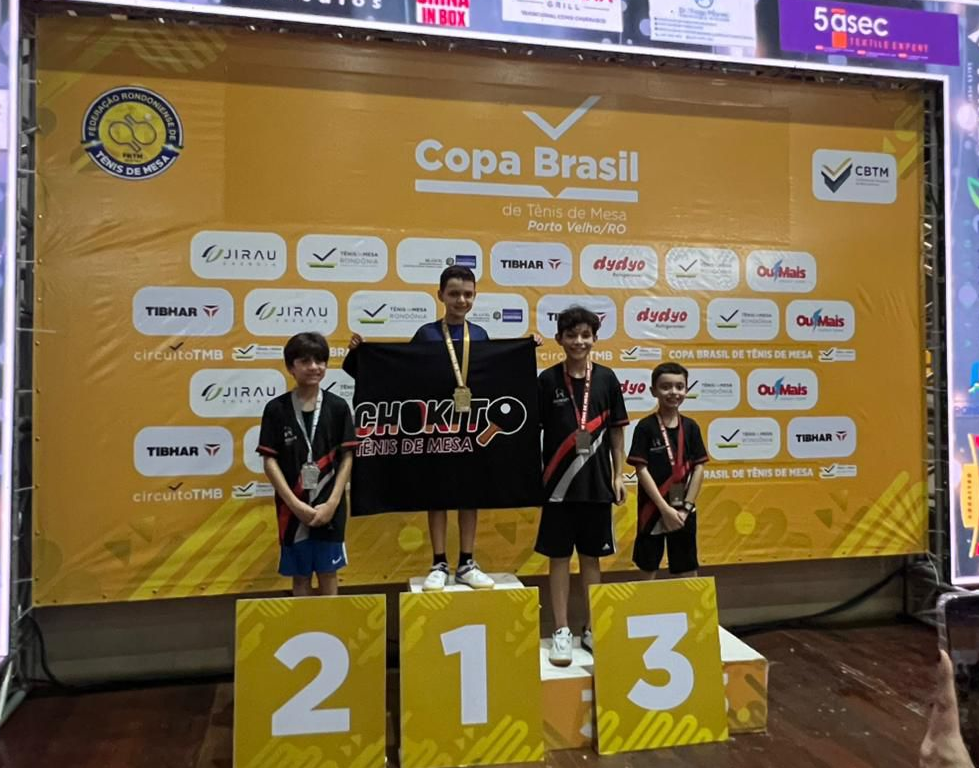 Pietro Martins (centro), mesatenista tocantinense, campeão sub 11 na etapa da Copa Brasil, em Porto Velho-RO