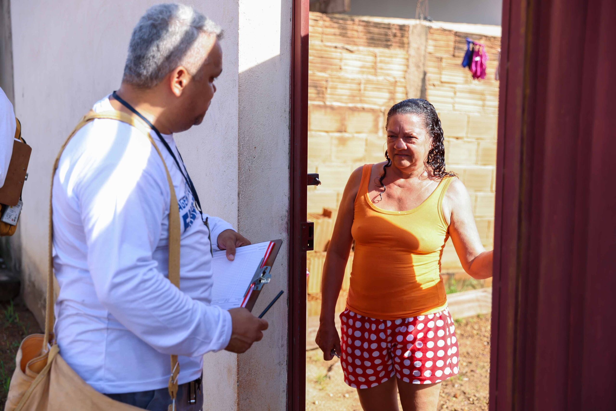 Agentes de endemias vistoriam casas acompanhados de moradores da Arne 61