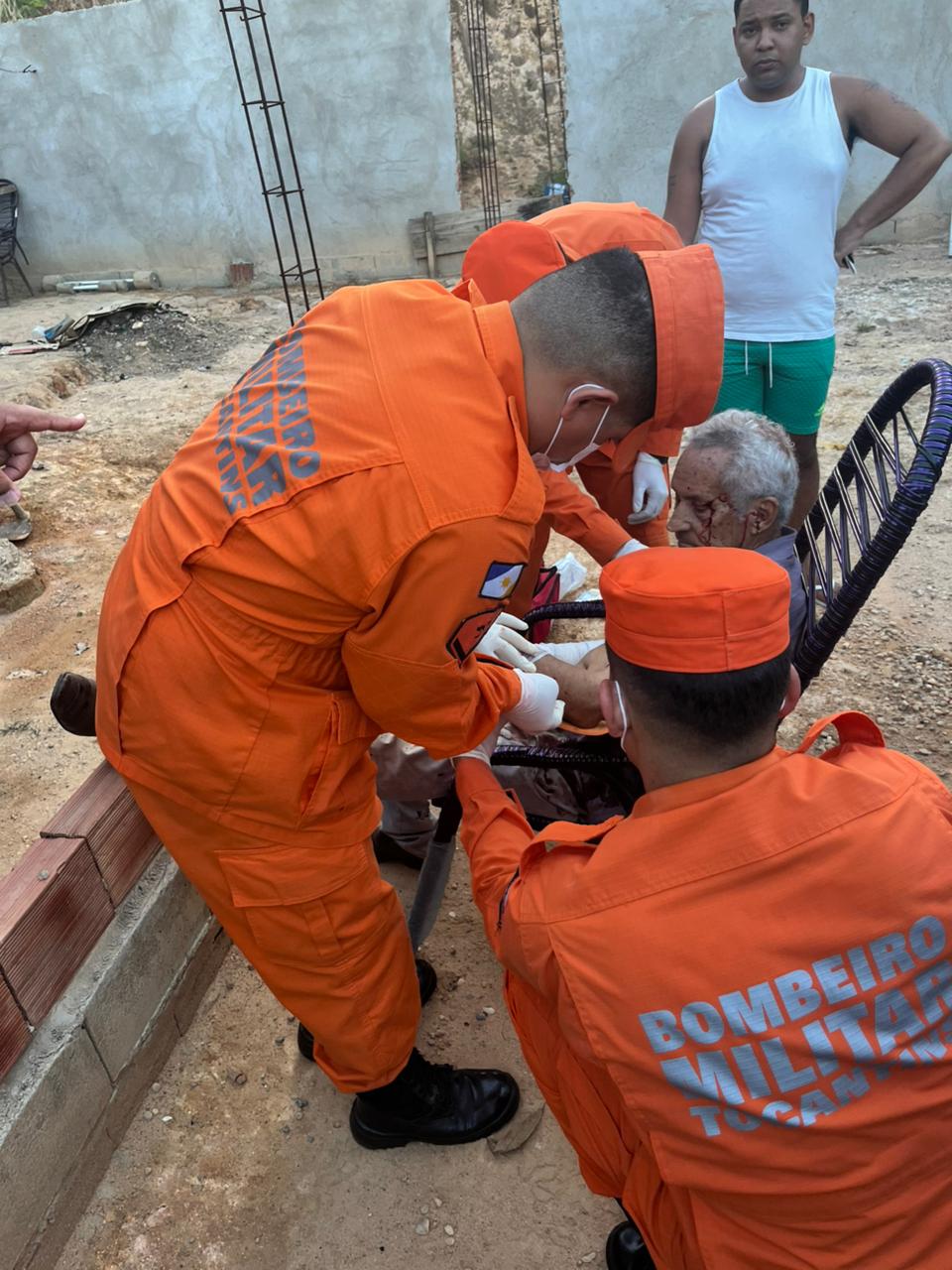 Vitima de tentativa de homicídio recebe os primeiros socorros do Corpo de Bombeiros