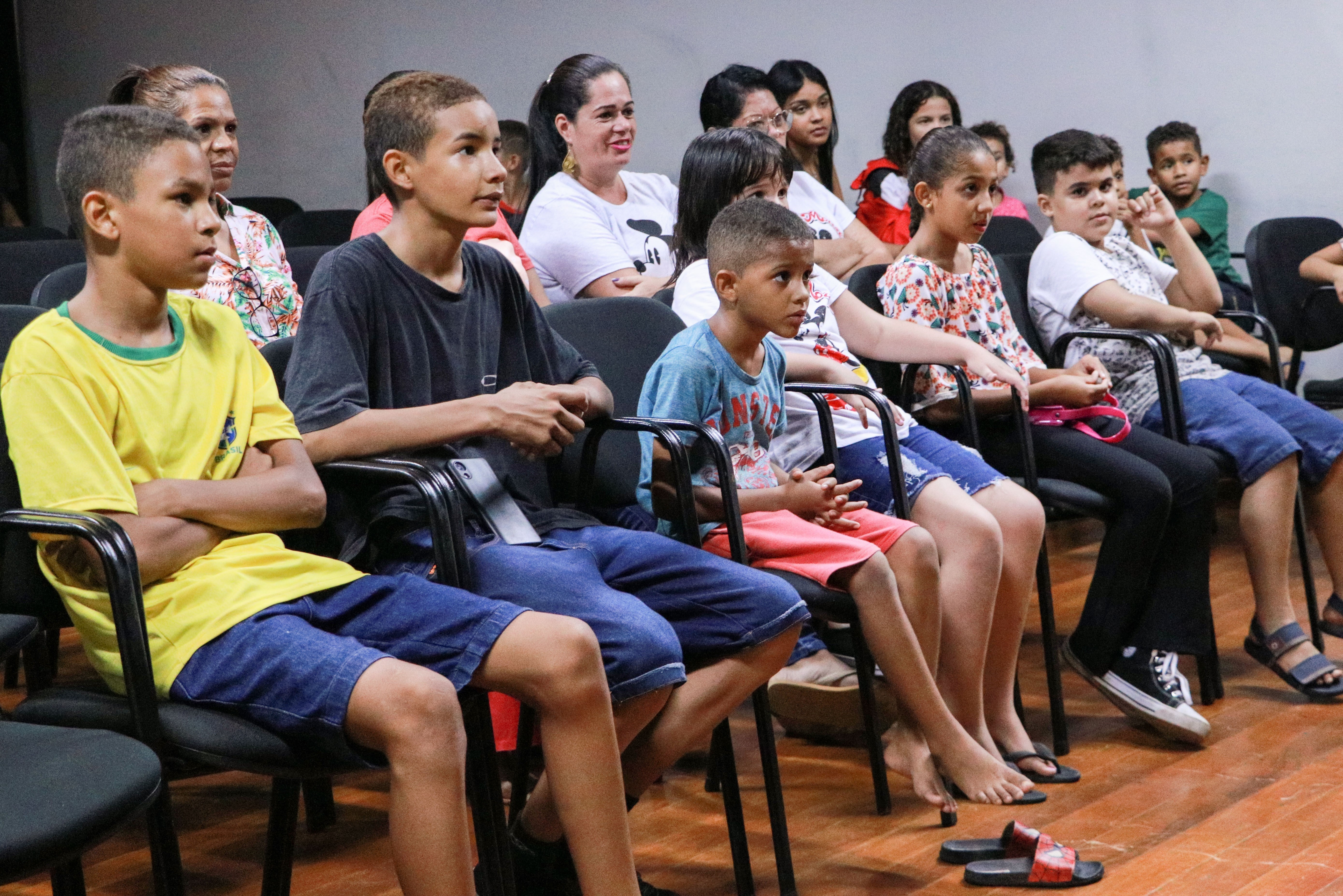 Projeto ‘Cinco Entre Mundos’ levou histórias e magia para Pracinha da Cultura
