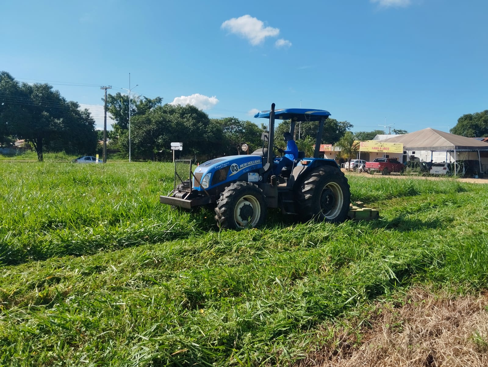 Roçagem com trator na quadra Arne 13 (108 norte)