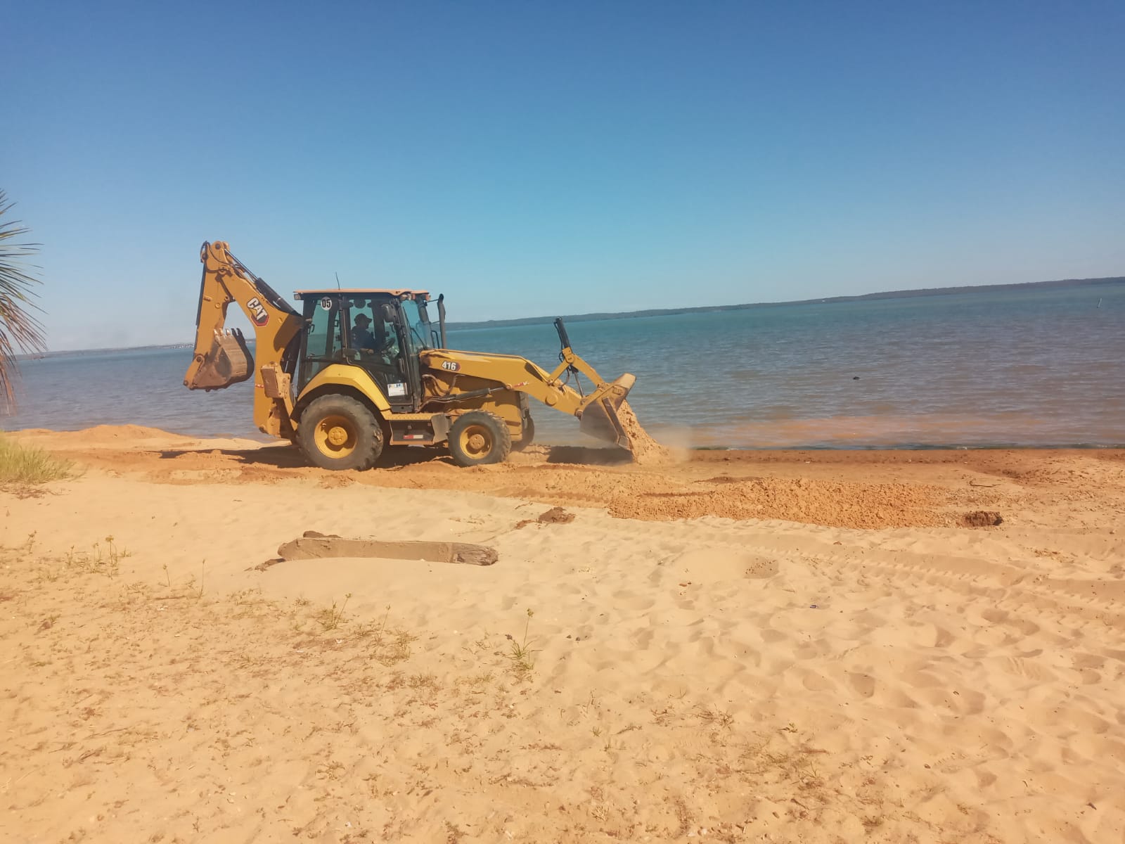 Equipes realizaram reposição de areia na Praia das Arnos