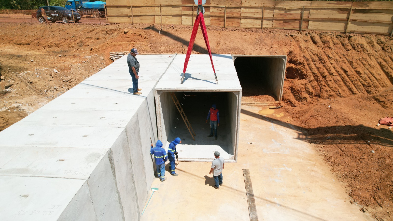 Instalação das estruturas de concreto (aduelas) da galeria pré-moldada no córrego Água Fria