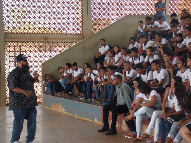 PapoAfro discute drogas, racismo e rede sociais com alunos da Escola Municipal  Maria Júlia