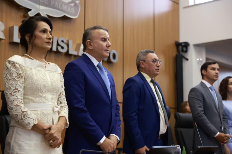 Eduardo Siqueira Campos, ao lado da esposa Polyanna Siqueira Campos, do presidente da Câmara, Marilon Barbosa, e do vice-prefeito Carlos Eduardo