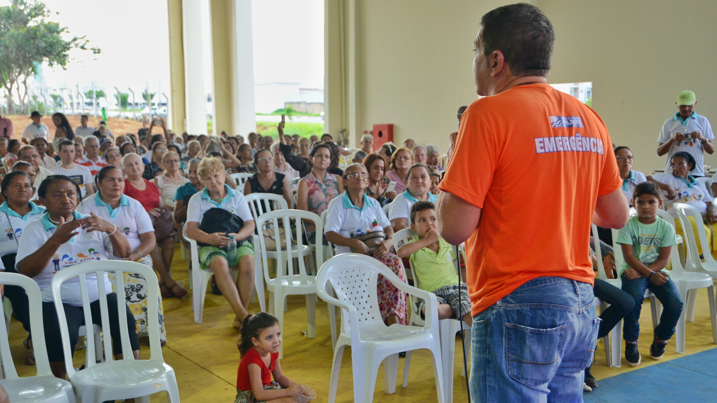 Prefeito anuncia inauguração do Parque do Idoso durante confraternização