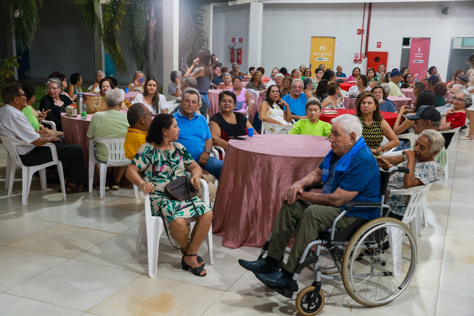 Parque da Pessoa Idosa reúne mães em noite de homenagens