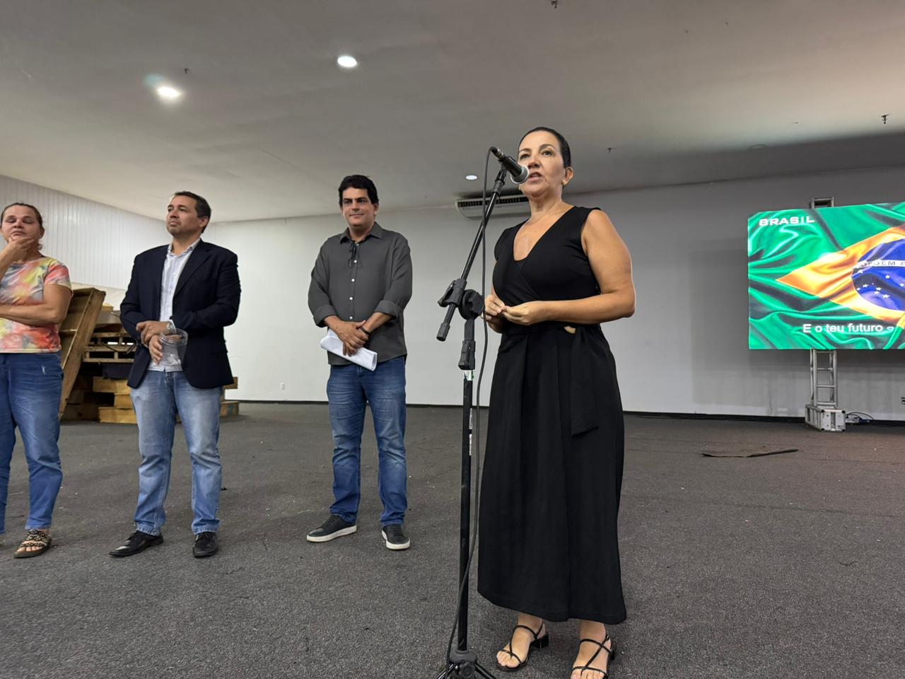 Secretária Ana Paula comentou sobre a importância do evento para os microempreendedores. Foto: Josiane Mendes