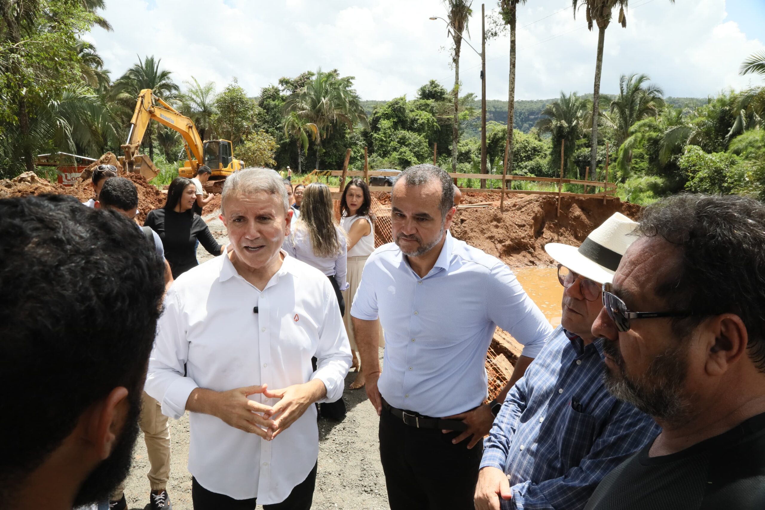 Prefeito Eduardo Siqueira Campos visita obra da ponte no distrito de Taquaruçu