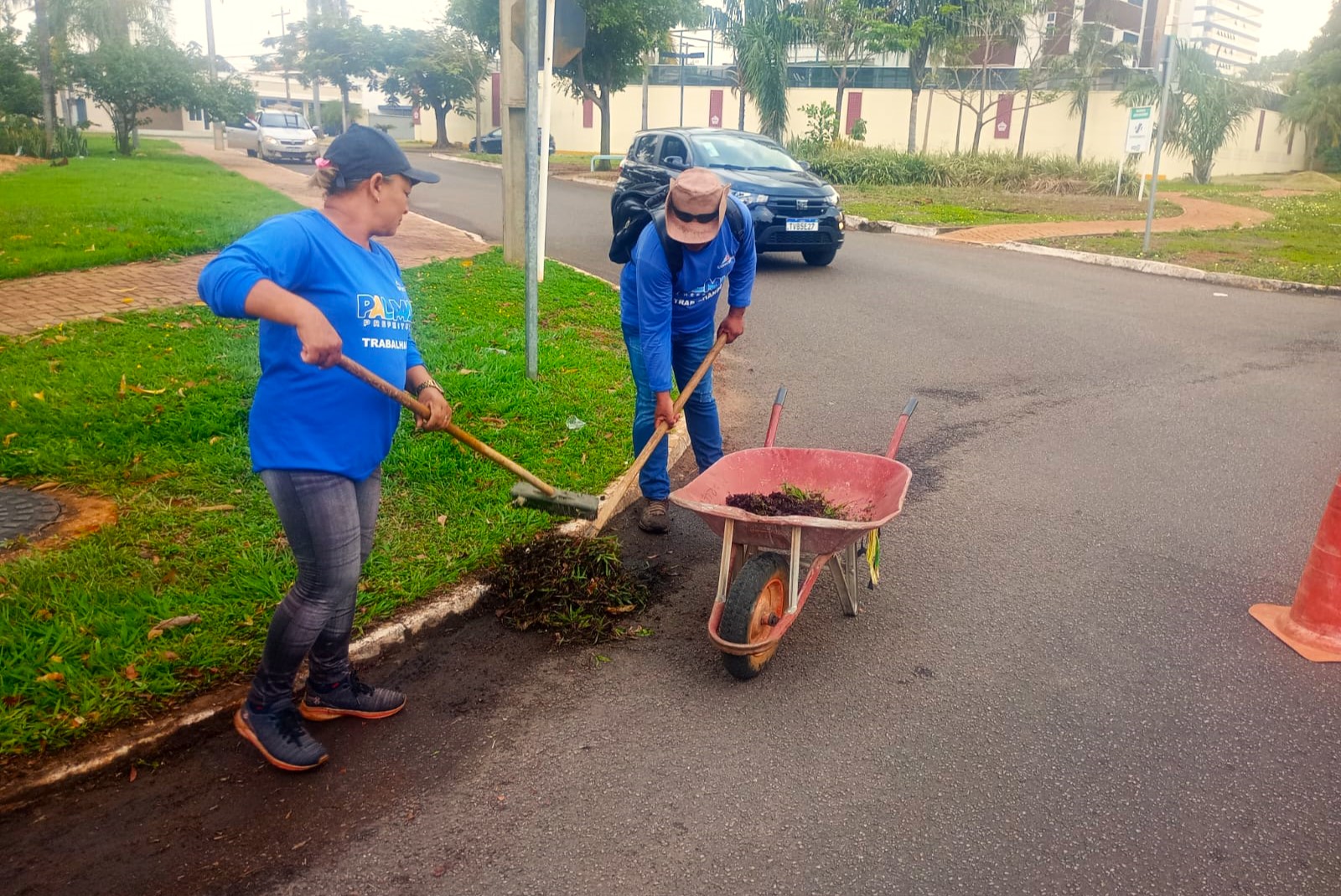 Na Avenida LO 5, próximo à ARSE 12 (106 Sul), trabalhadores realizaram a varrição e remoção de terra da via