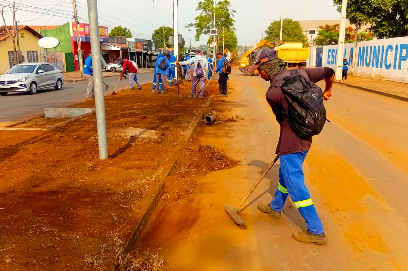 Equipes da Prefeitura de Palmas realizam limpeza na Avenida Goiás, no Aureny II
