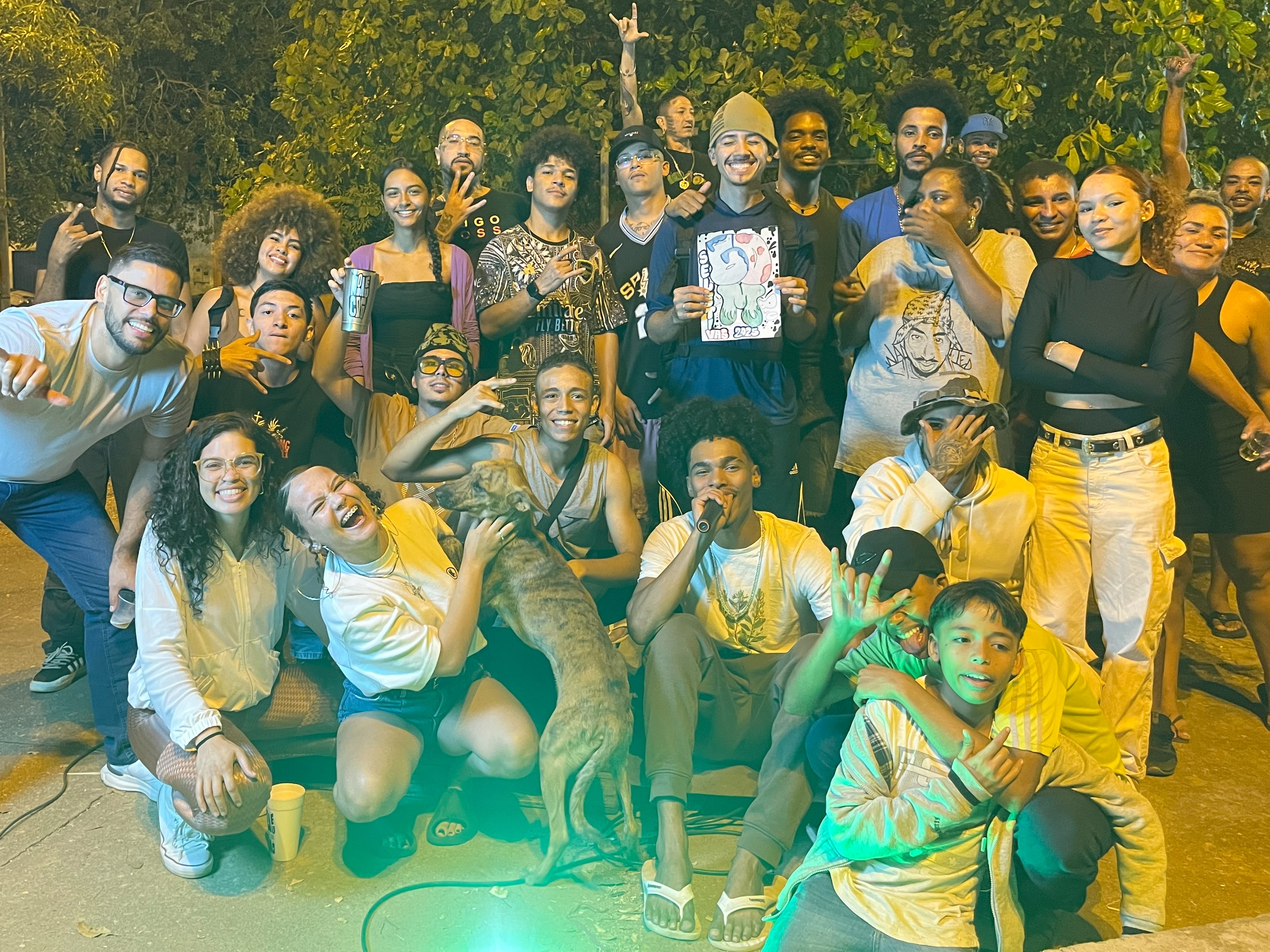 MC Het (ao centro) venceu a Batalha das Mil, realizada em Palmas, e garantiu vaga na final estadual;  secretário José Eduardo de Azevedo também esteve presente na seletiva