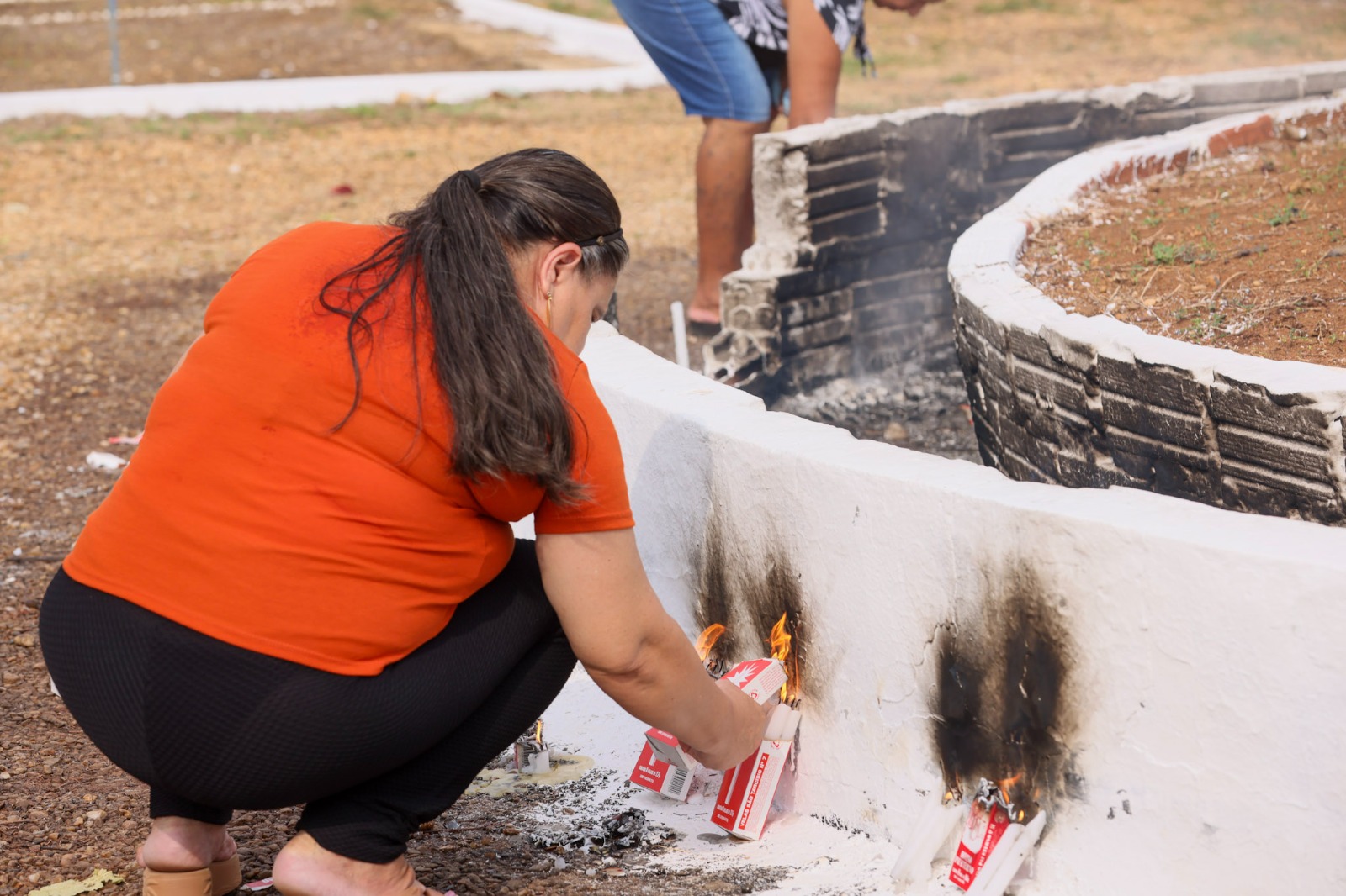 Silmara Pereira, 49 anos, visitou o túmulo de familiares sepultados no cemitério Jardim da Paz
