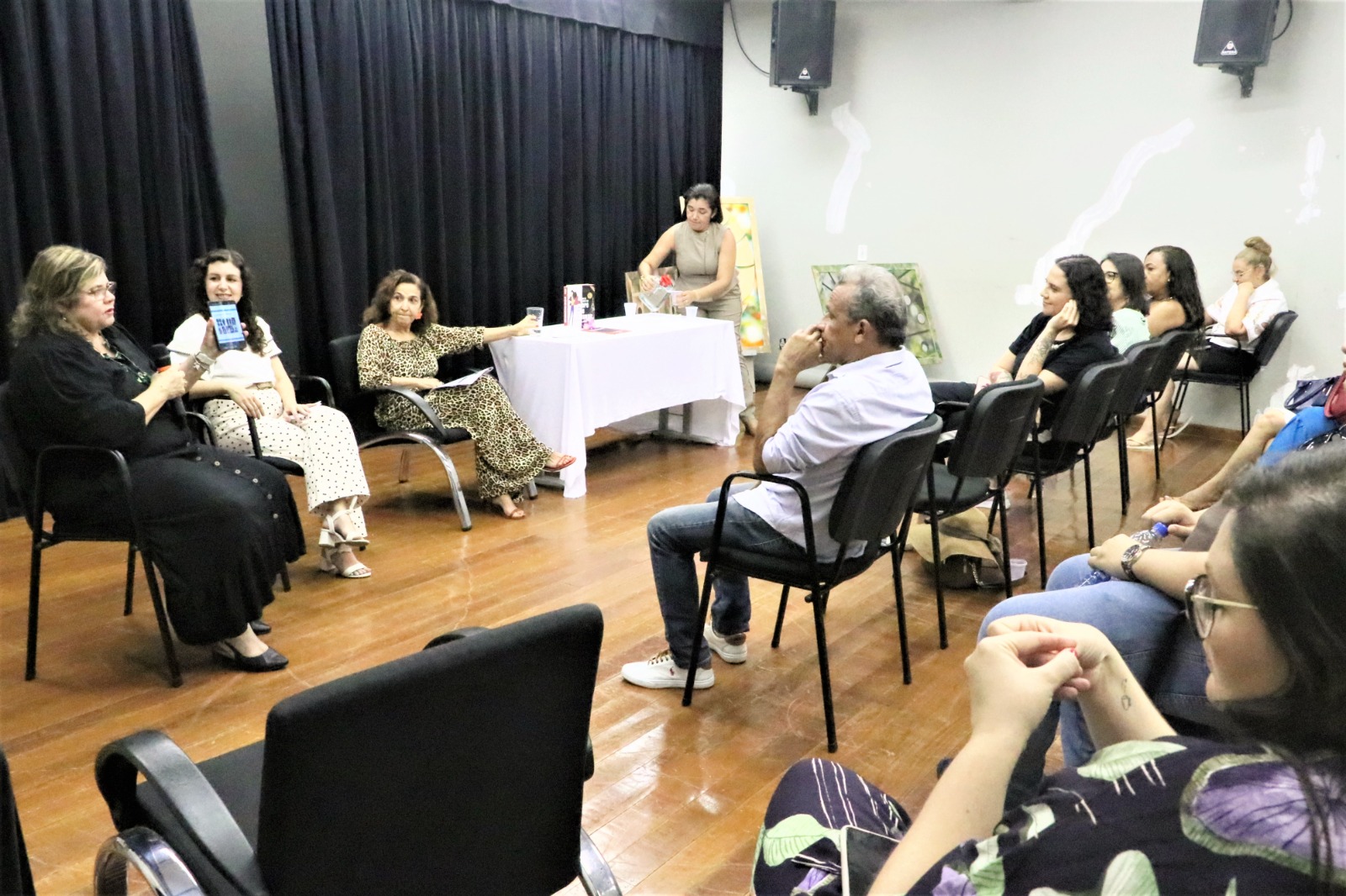 Luara Aquino (1ª à esq.) integrou uma das mesas temáticas da abertura do evento, atividade mediada pela gerente de Bibliotecas Públicas da FCP, Gislene Camargos (ao centro)