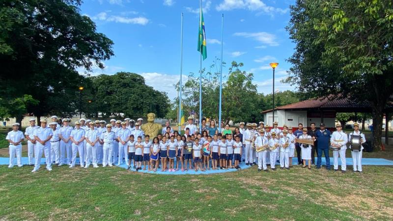 Alunos celebram o Dia do Marinheiro em cerimônia cívica na Praça Almirante Tamandaré