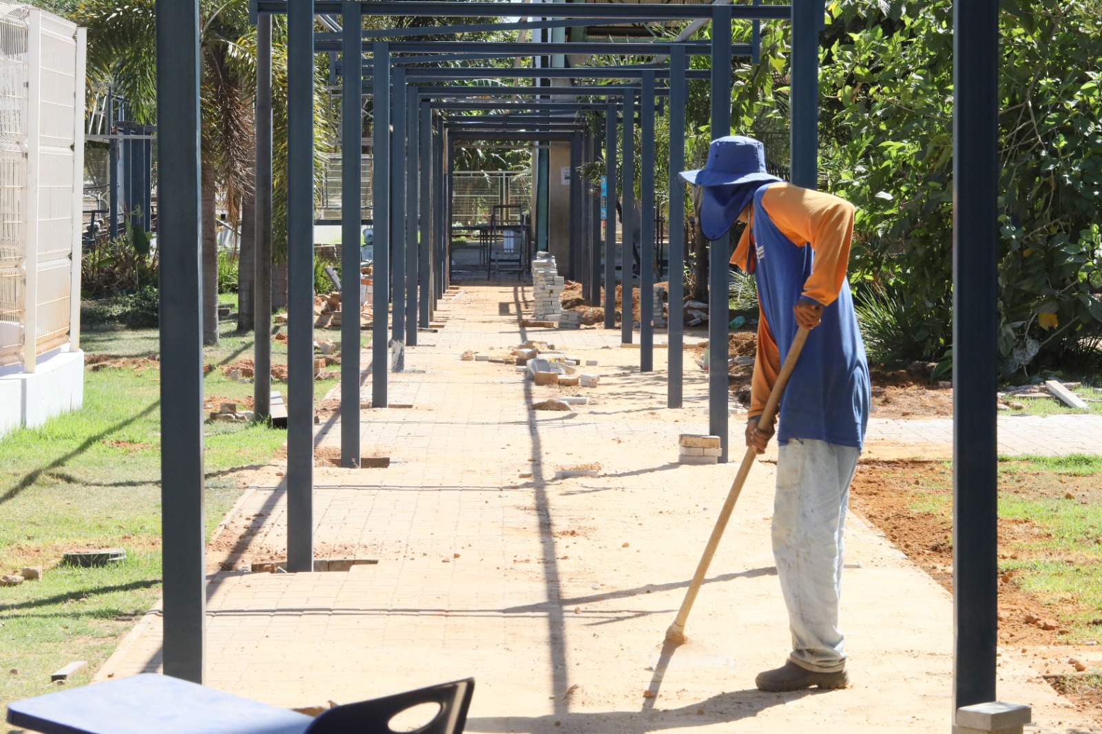 Na ETI Almirante Tamandaré está em andamento reforma parcial, além da construção de uma nova sala e de uma passarela coberta entre os blocos