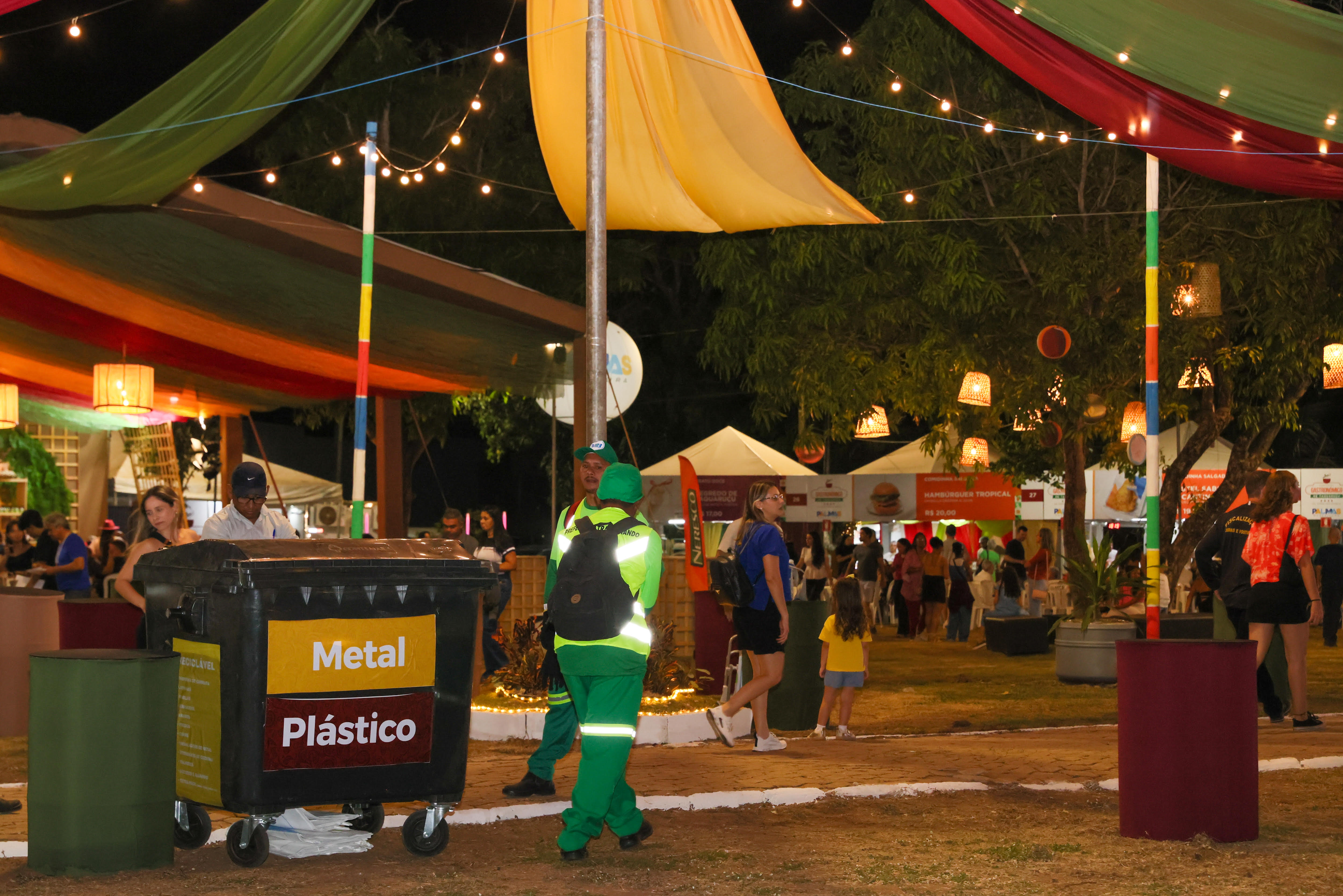 Profissionais de limpeza pública estarão as quatro noite no distrito de Taquaruçu recolhendo resíduos