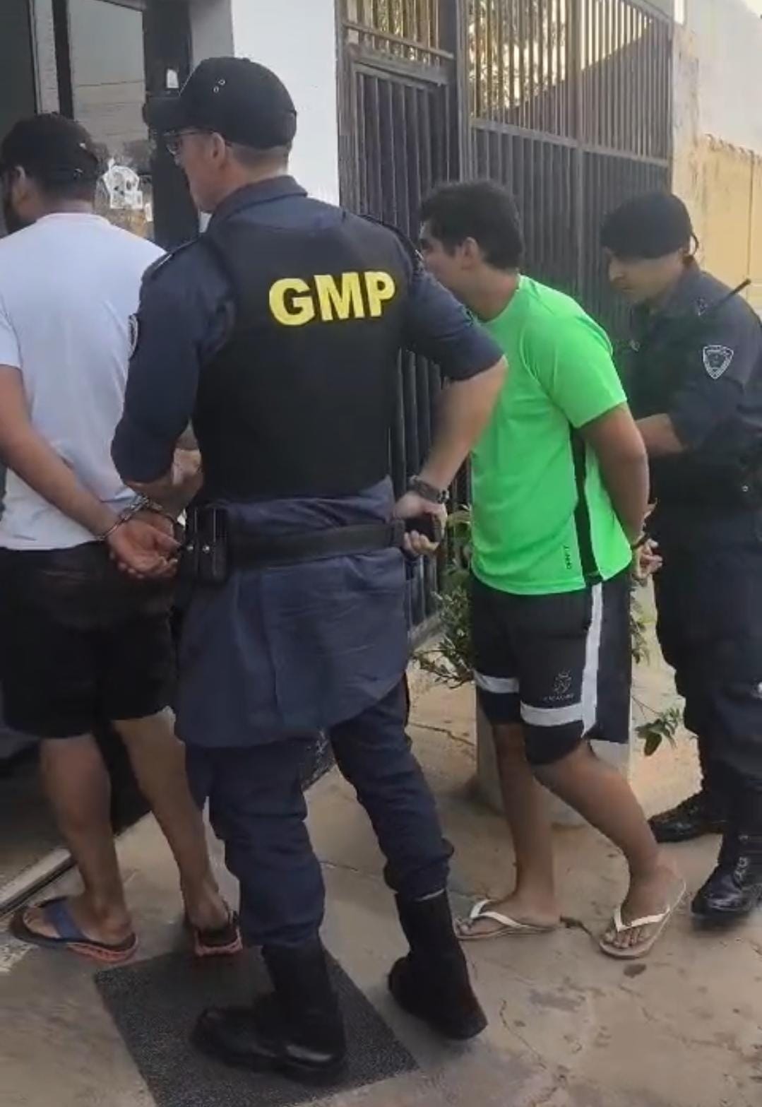 Dois dos três individuos possuiam mandados de prisão em aberto pelos crimes de estelionato associação criminosa (Art. 288),