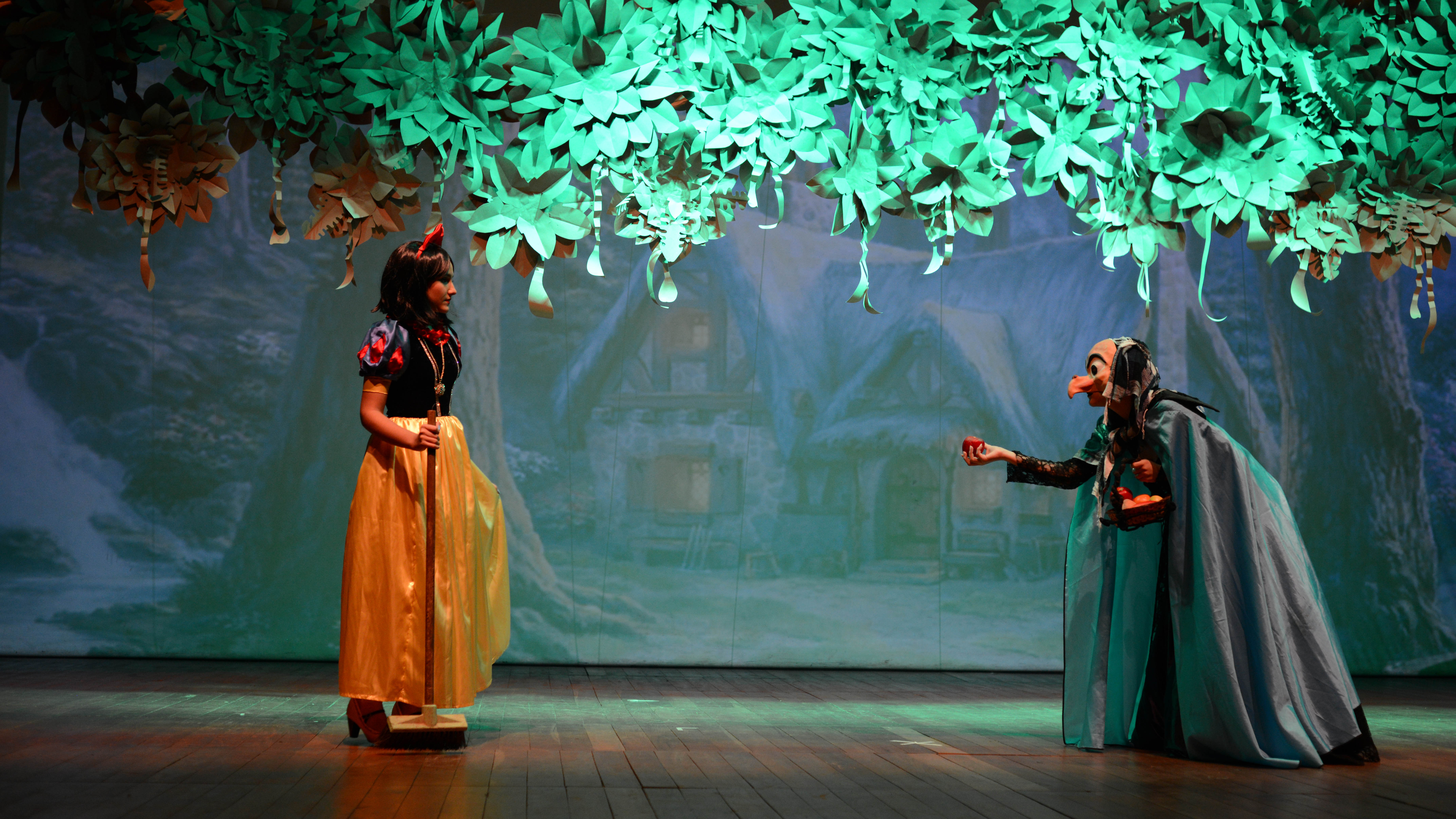 Público lota o Theatro Fernanda Montenegro para conferir “Branca de Neve e os Sete Anões”