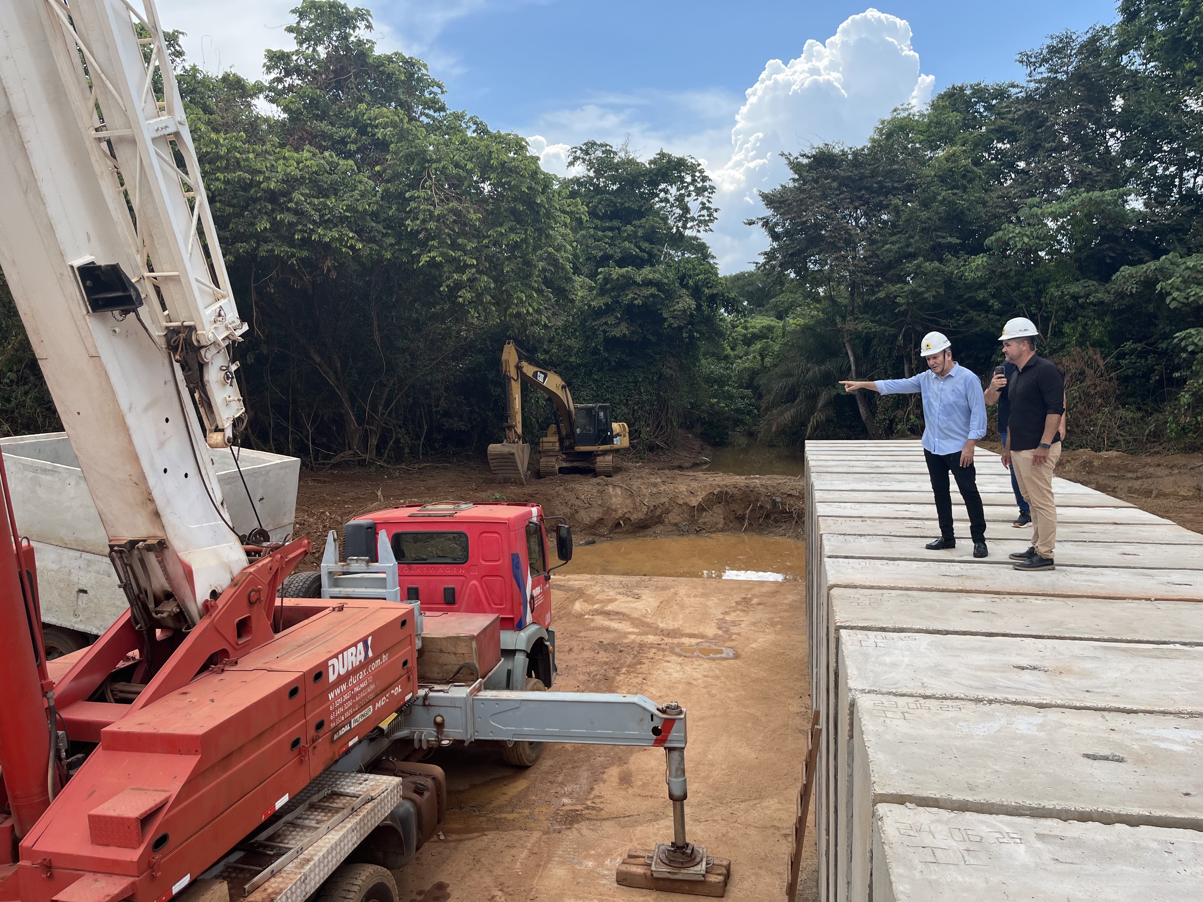 Acompanhado do secretário de Infraestrutura e Habitação, Paulo Cezar Monteiro, prefeito Eduardo Siqueira aponta a execução com celeridade da obra