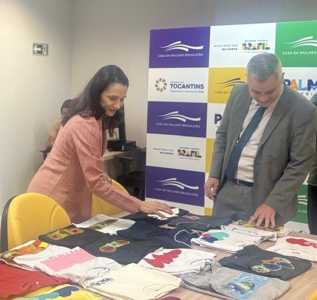Secretária municipal de Ação Social e da Mulher, Polyanna Siqueira Campos, ao lado do defensor público-geral  do Tocantins, Pedro Alexandre Conceição Aires Gonçalves, durante entrega de doações