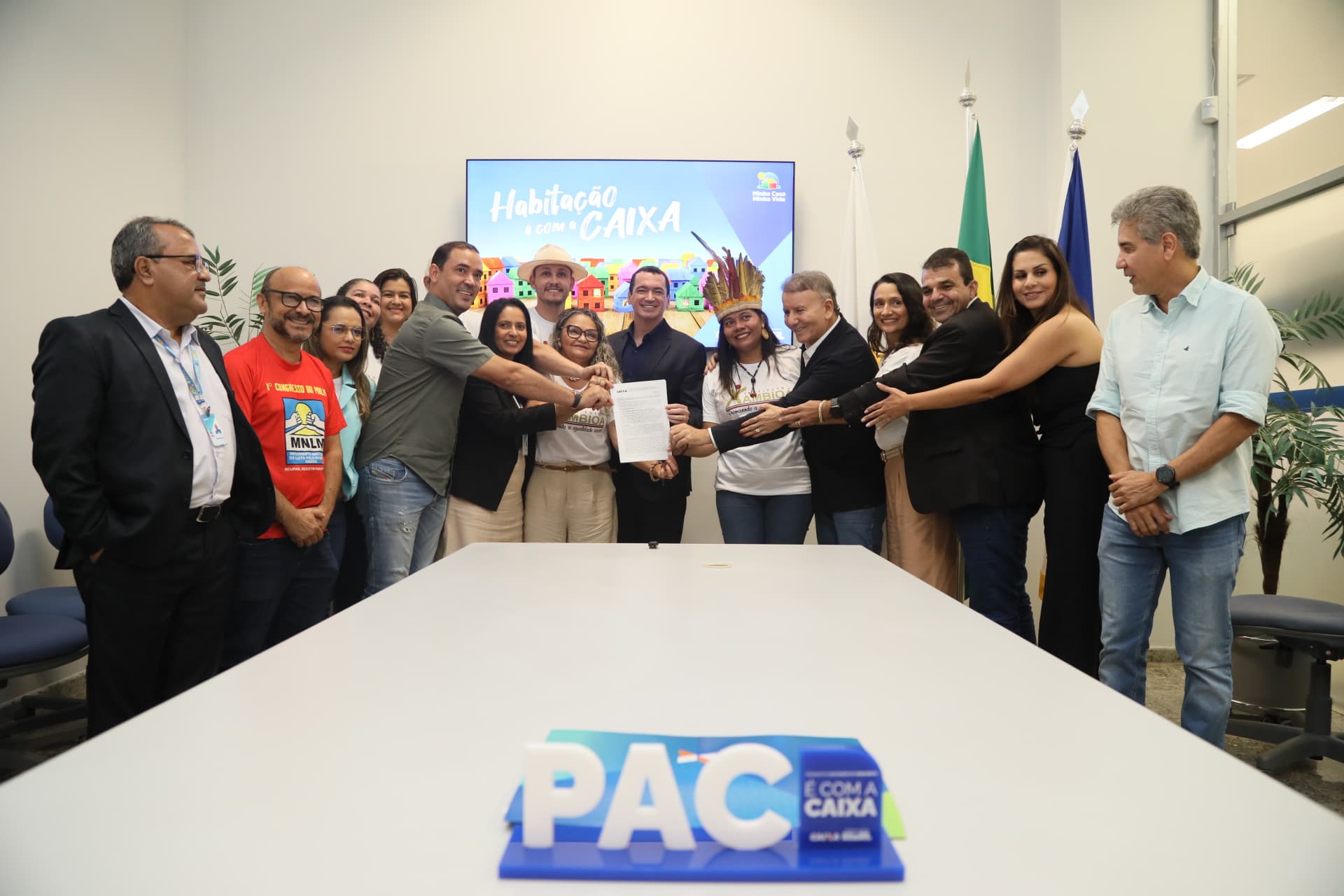 Prefeito de Palmas Eduardo Siqueira Campos e parceiros celebram convênio para construção do Residencial Juriti