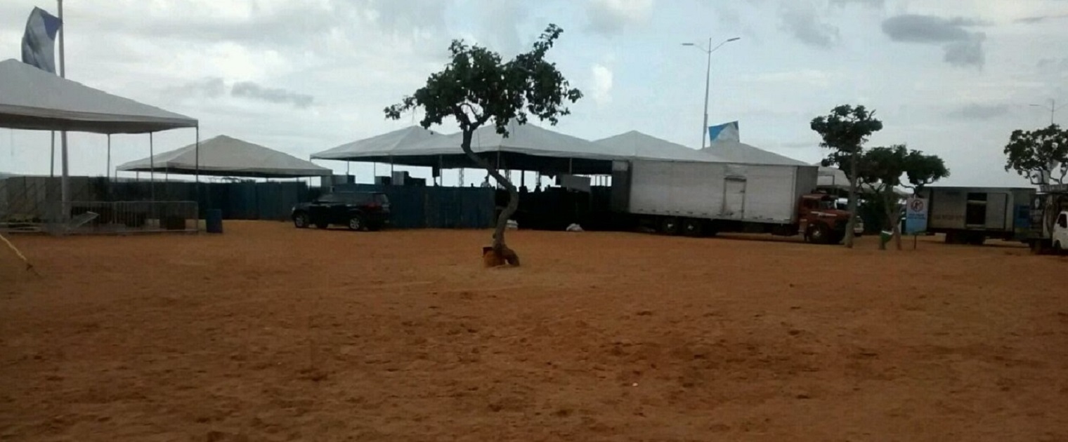 Ano Novo com praia limpa após a festa da virada; Praia das Arnos já recebeu serviços de 40 agentes de limpeza urbana