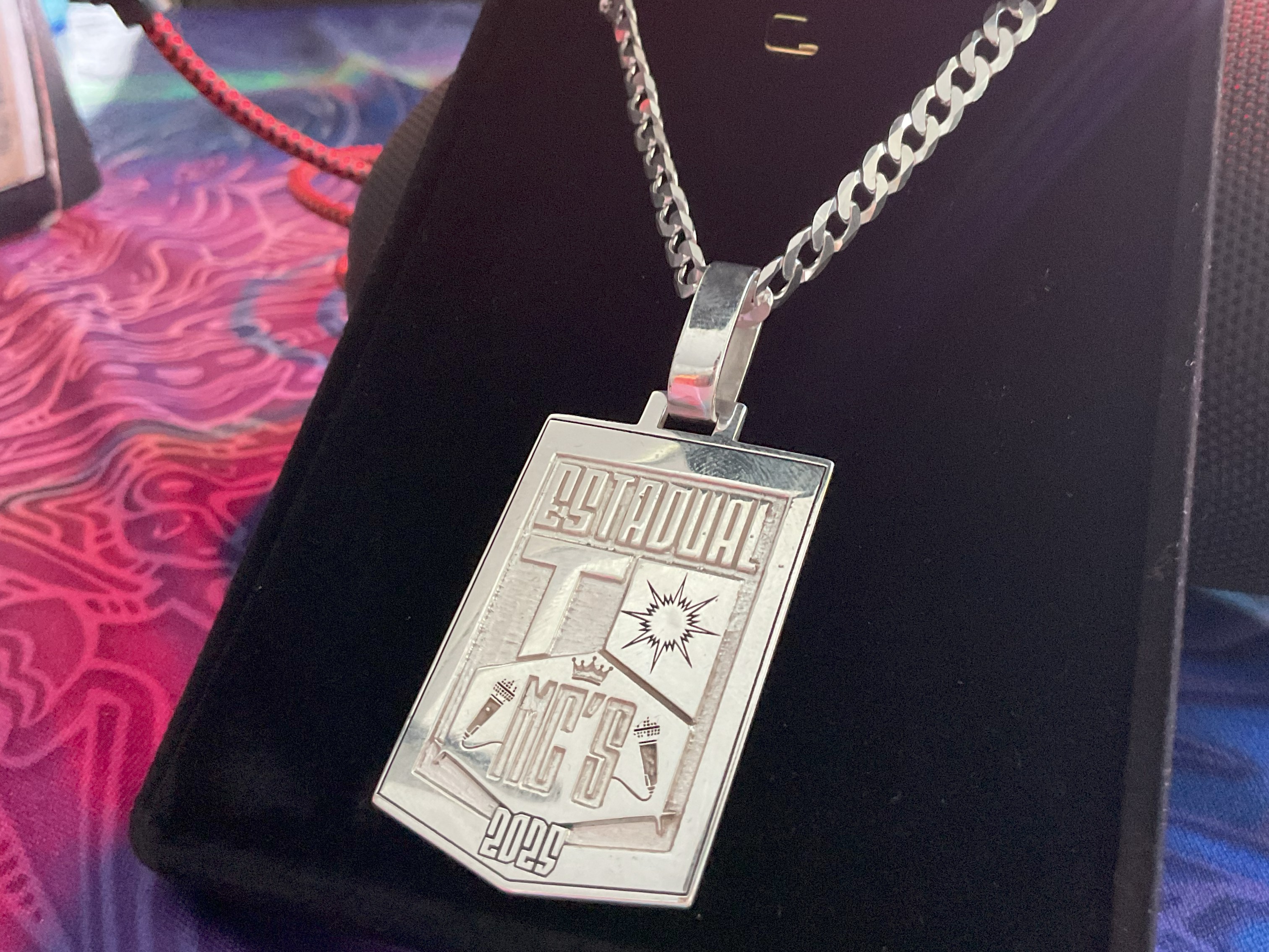 Uma das premiações foi um cordão com o brasão do Estadual Tocantins gravado à mão.