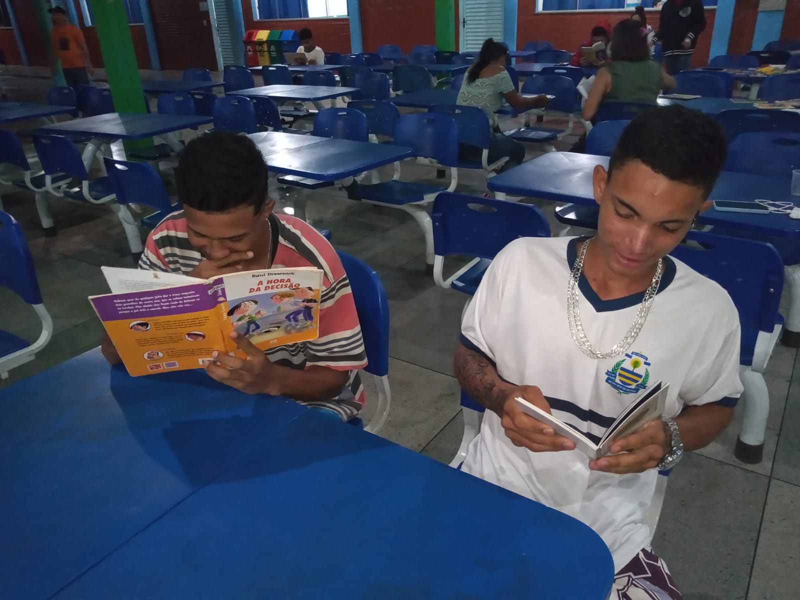 'Projeto Leitura não tem idade' estimula hábito entre alunos da EJA na Escola Municipal Antônio Carlos Jobim