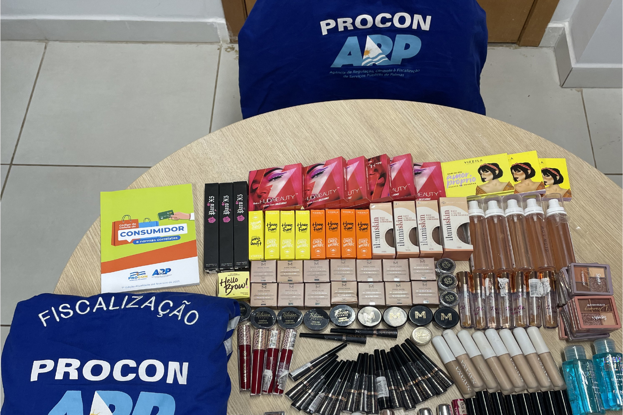 Procon Palmas apreende mais de 130 produtos vencidos durante fiscalização a estabelecimento comercial