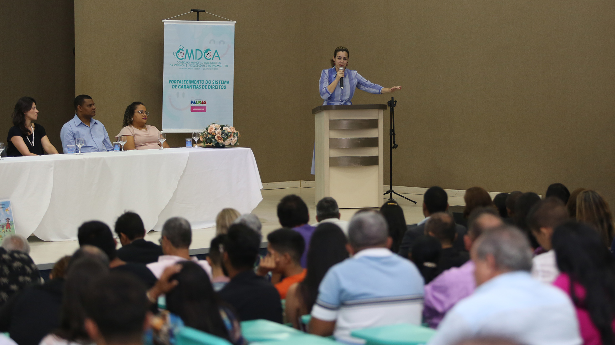 Cinthia Ribeiro empossa novos conselheiros tutelares de Palmas e entrega quatro veículos novos