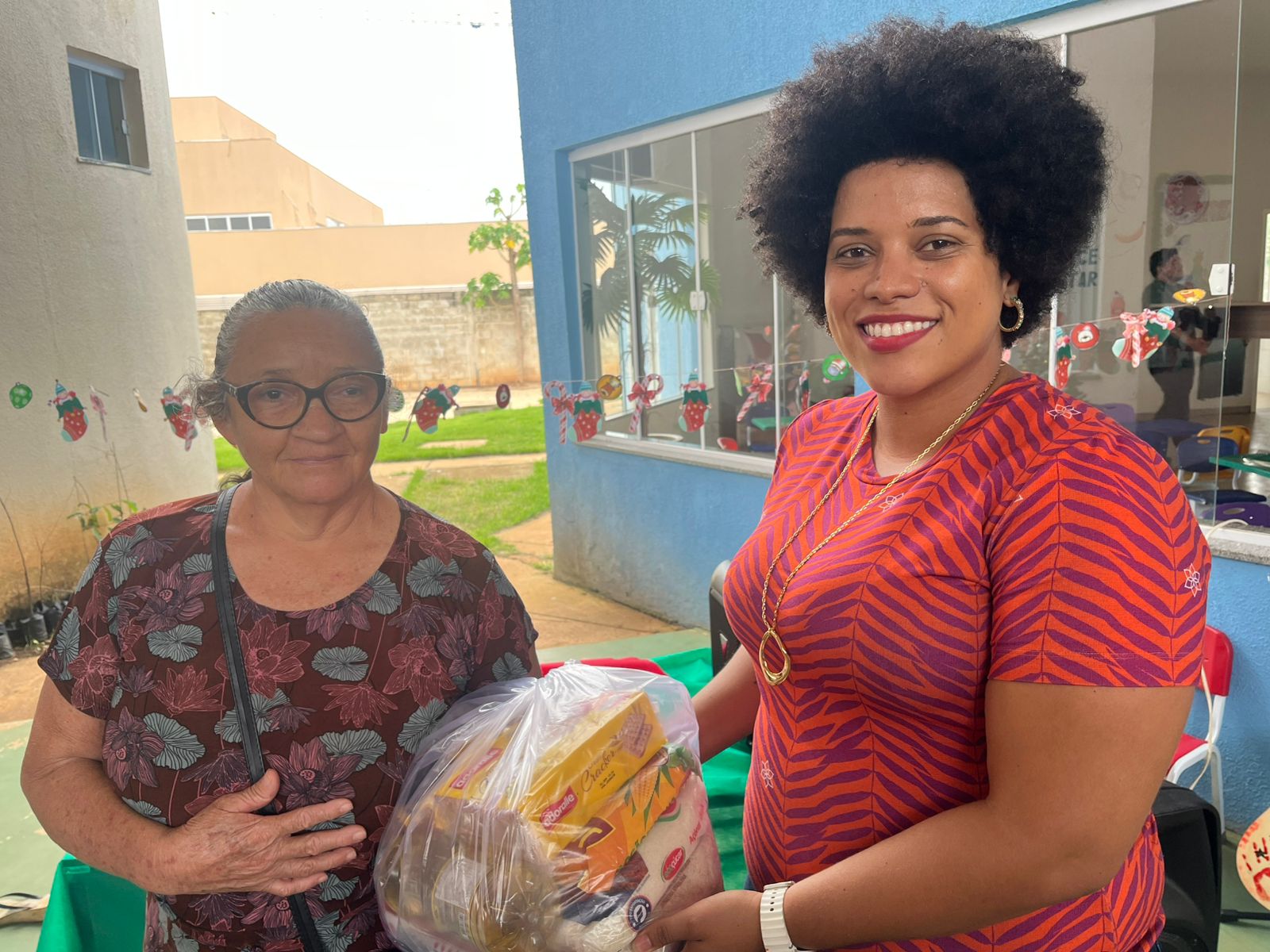 Aposentada Marilene Pereira dos Santos, 68 anos, agradeceu cesta básica recebida