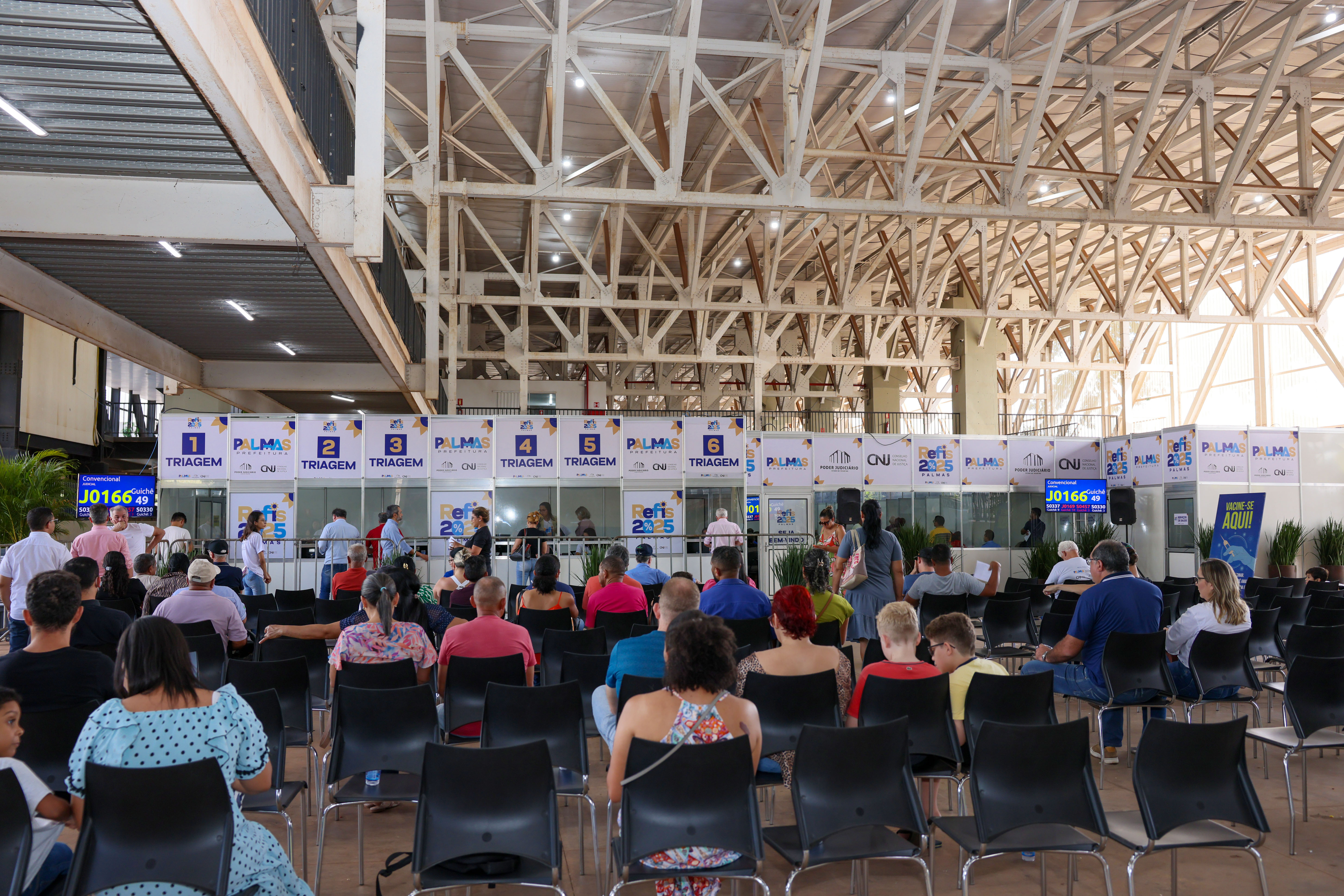 Foram realizados 9.838 atendimentos, sendo 702 por meio do site do Refis