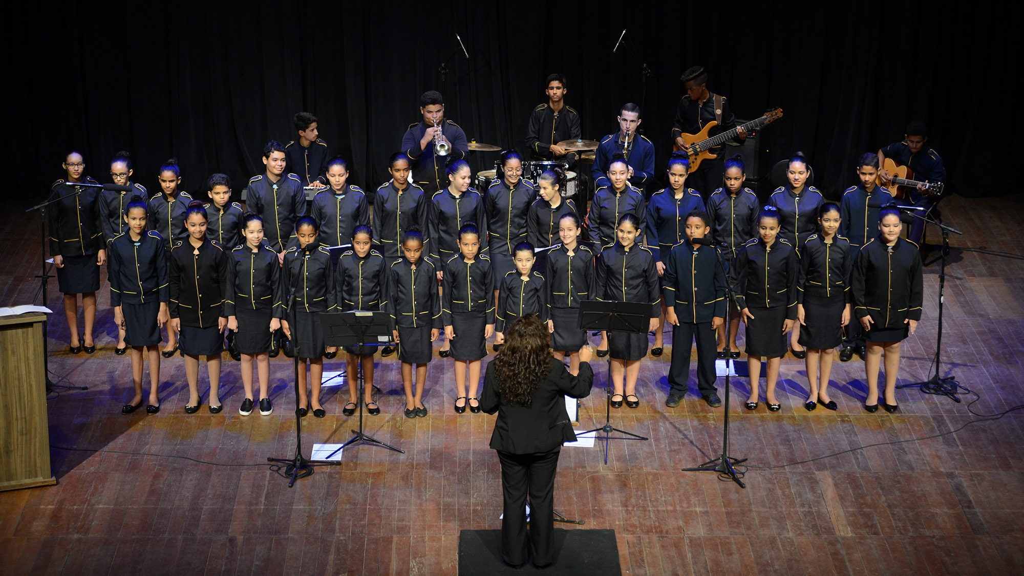 Concerto especial em homenagem às mães emociona público no Theatro Fernanda Montenegro