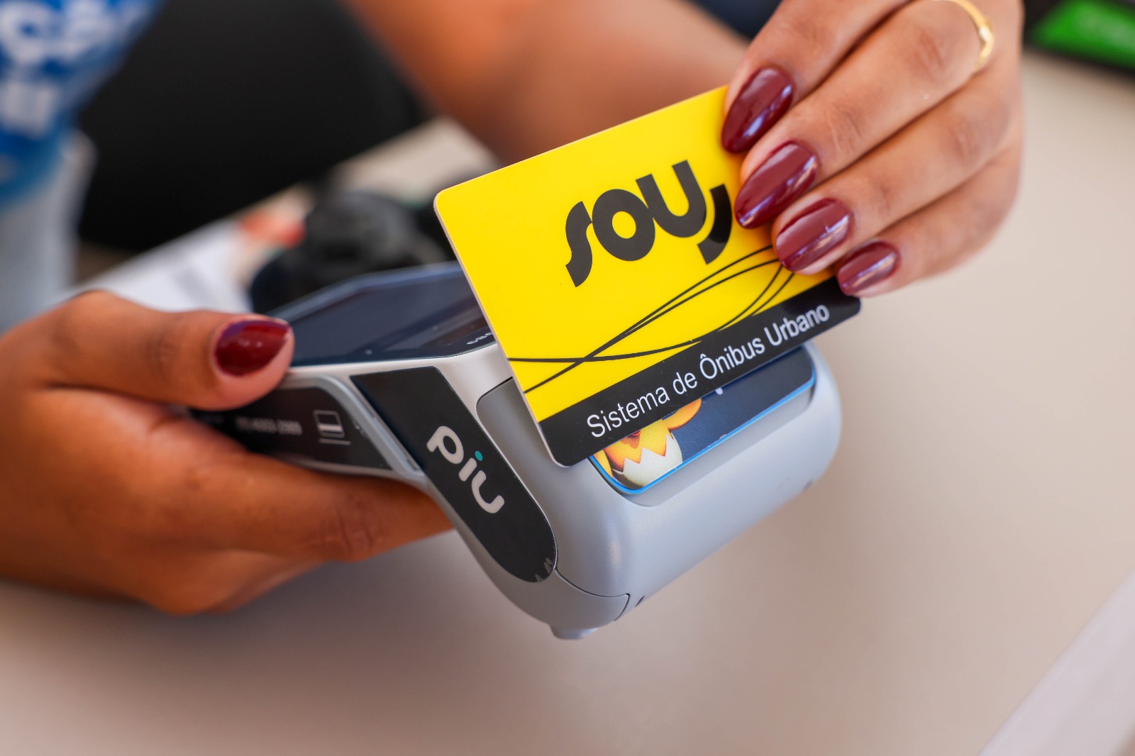 Nas máquinas POS, basta aproximar o cartão na área indicada, selecionar a opção de recarga, escolher a forma de pagamento e informar o número de telefone
